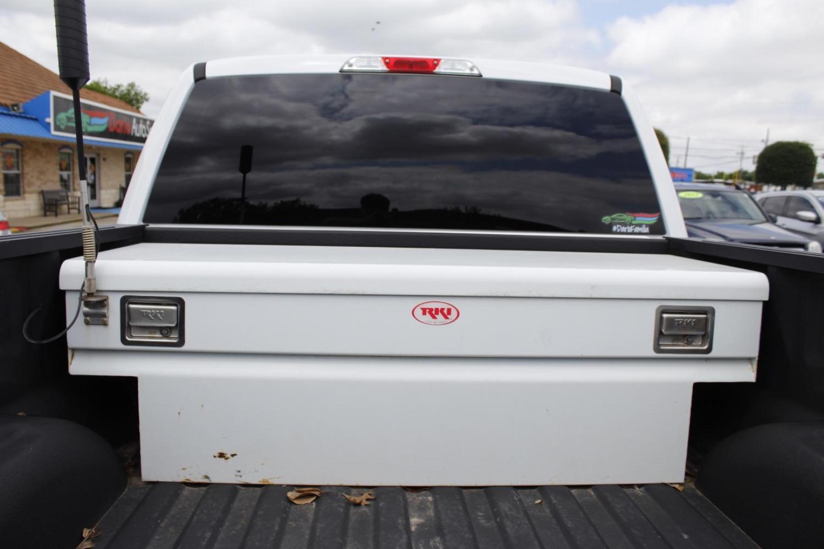 2018 White Ford F-150 XLT (1FTFX1E53JK) with an 3.3L V-6 port/direct injection engine, located at 2401 E Main St., Grand Prairie, TX, 75050, (972) 262-4440, 32.748981, -96.969643 - Photo#7