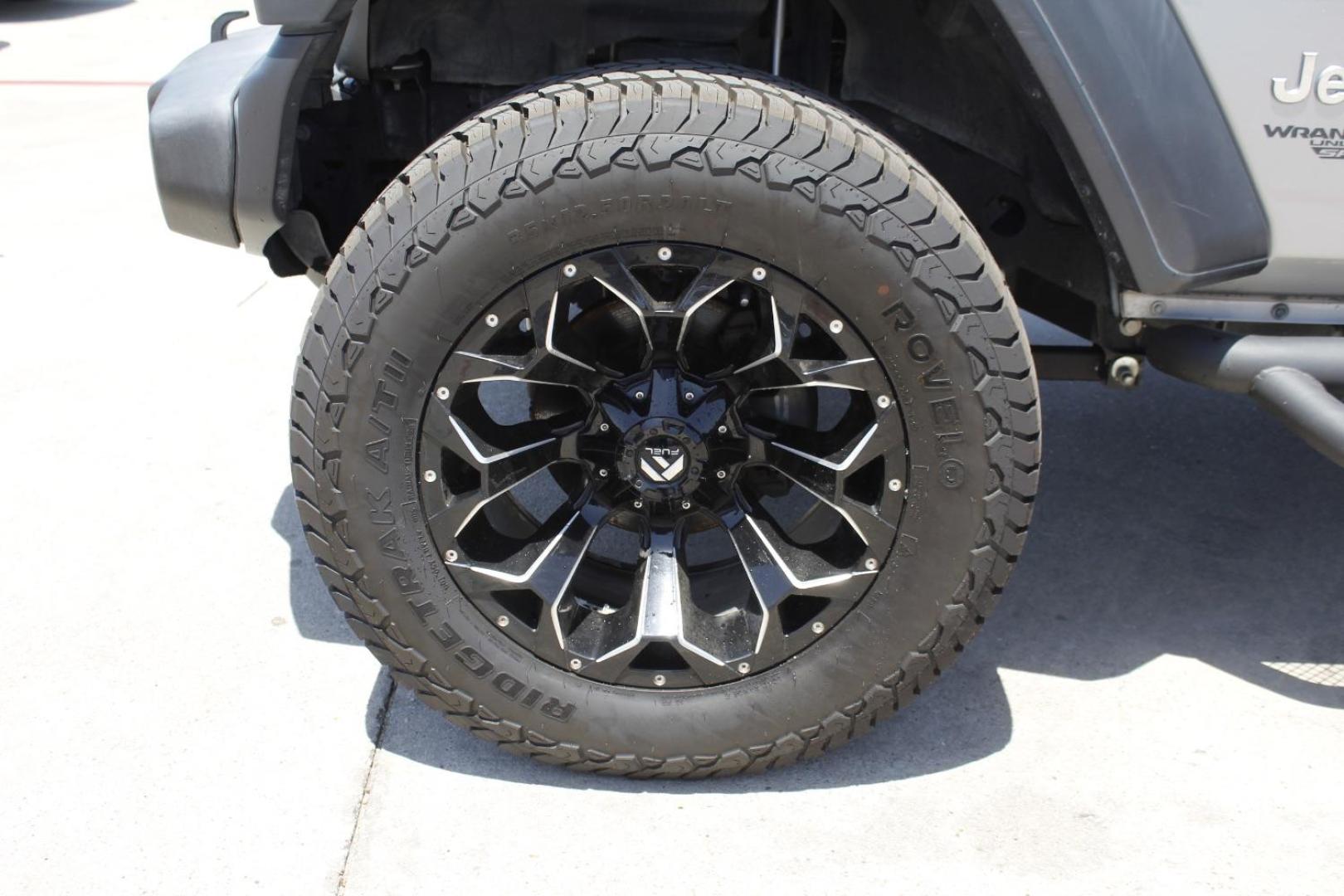 2018 Silver Jeep Wrangler Unlimited Sport S 4x4 (1C4HJXDG0JW) , located at 2401 E Main St., Grand Prairie, TX, 75050, (972) 262-4440, 32.748981, -96.969643 - Photo#10