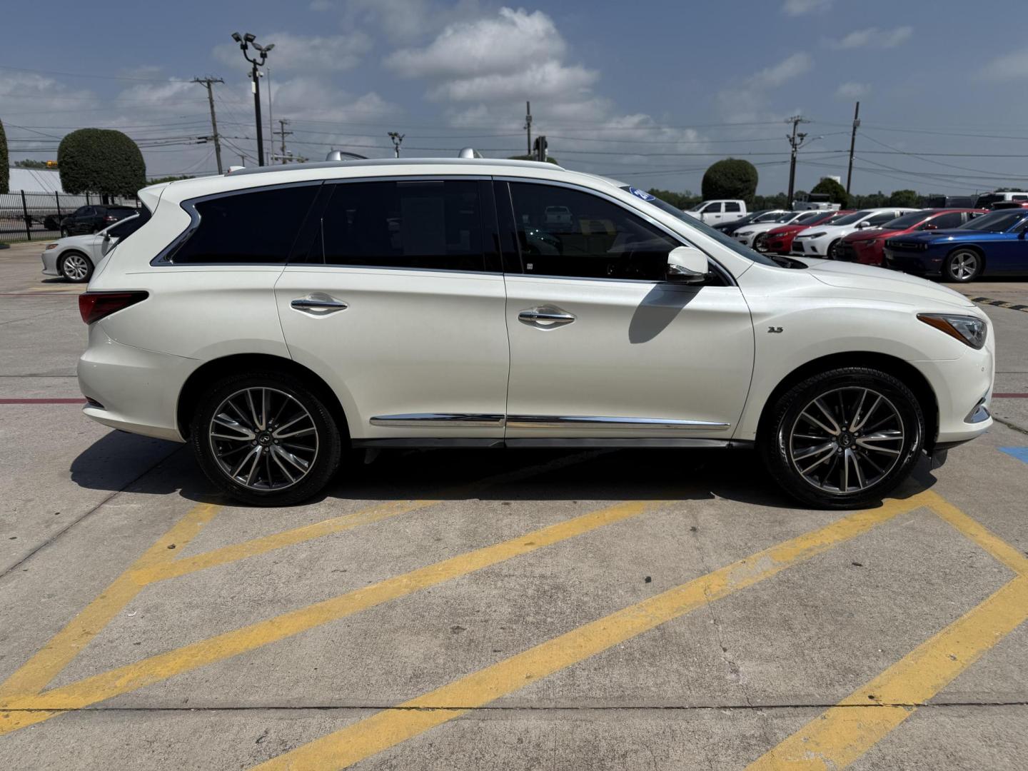 2018 White Infiniti Qx60 (5N1DL0MN7JC) , located at 2401 E Main St., Grand Prairie, TX, 75050, (972) 262-4440, 32.748981, -96.969643 - Photo#5