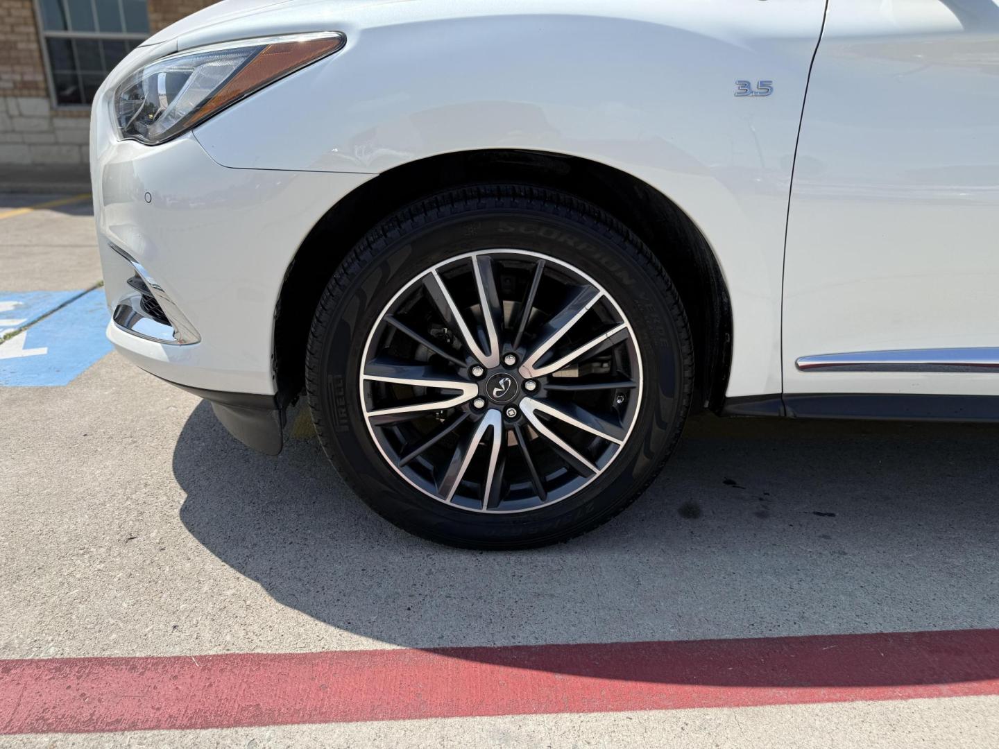 2018 White Infiniti Qx60 (5N1DL0MN7JC) , located at 2401 E Main St., Grand Prairie, TX, 75050, (972) 262-4440, 32.748981, -96.969643 - Photo#9
