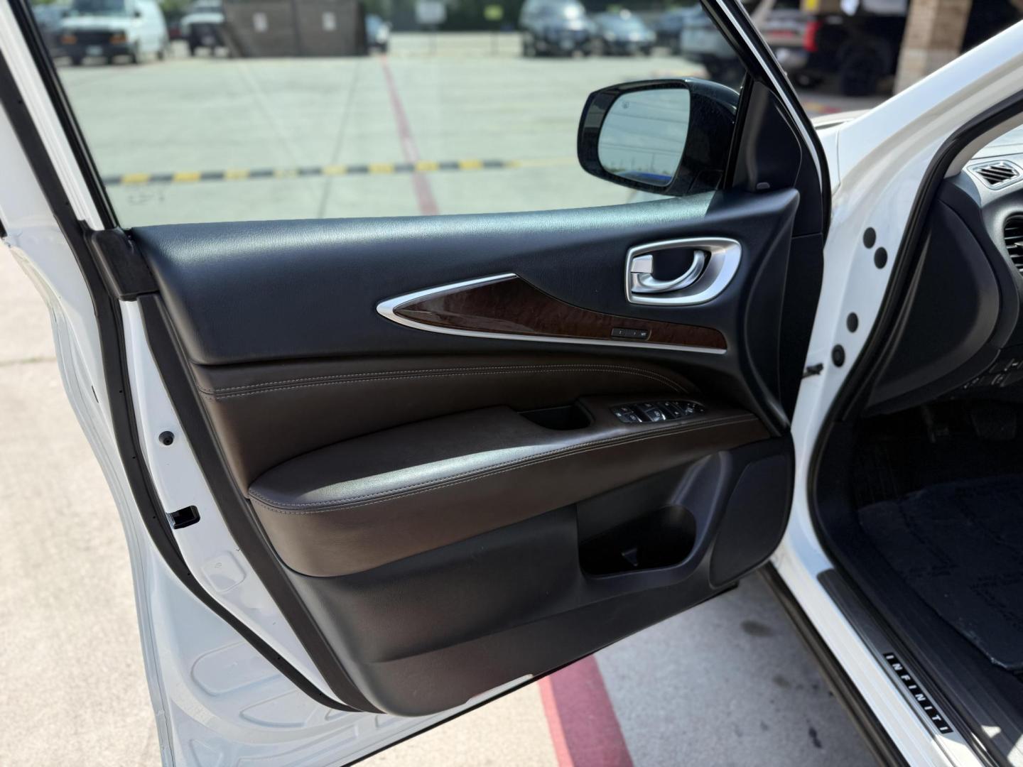 2018 White Infiniti Qx60 (5N1DL0MN7JC) , located at 2401 E Main St., Grand Prairie, TX, 75050, (972) 262-4440, 32.748981, -96.969643 - Photo#10