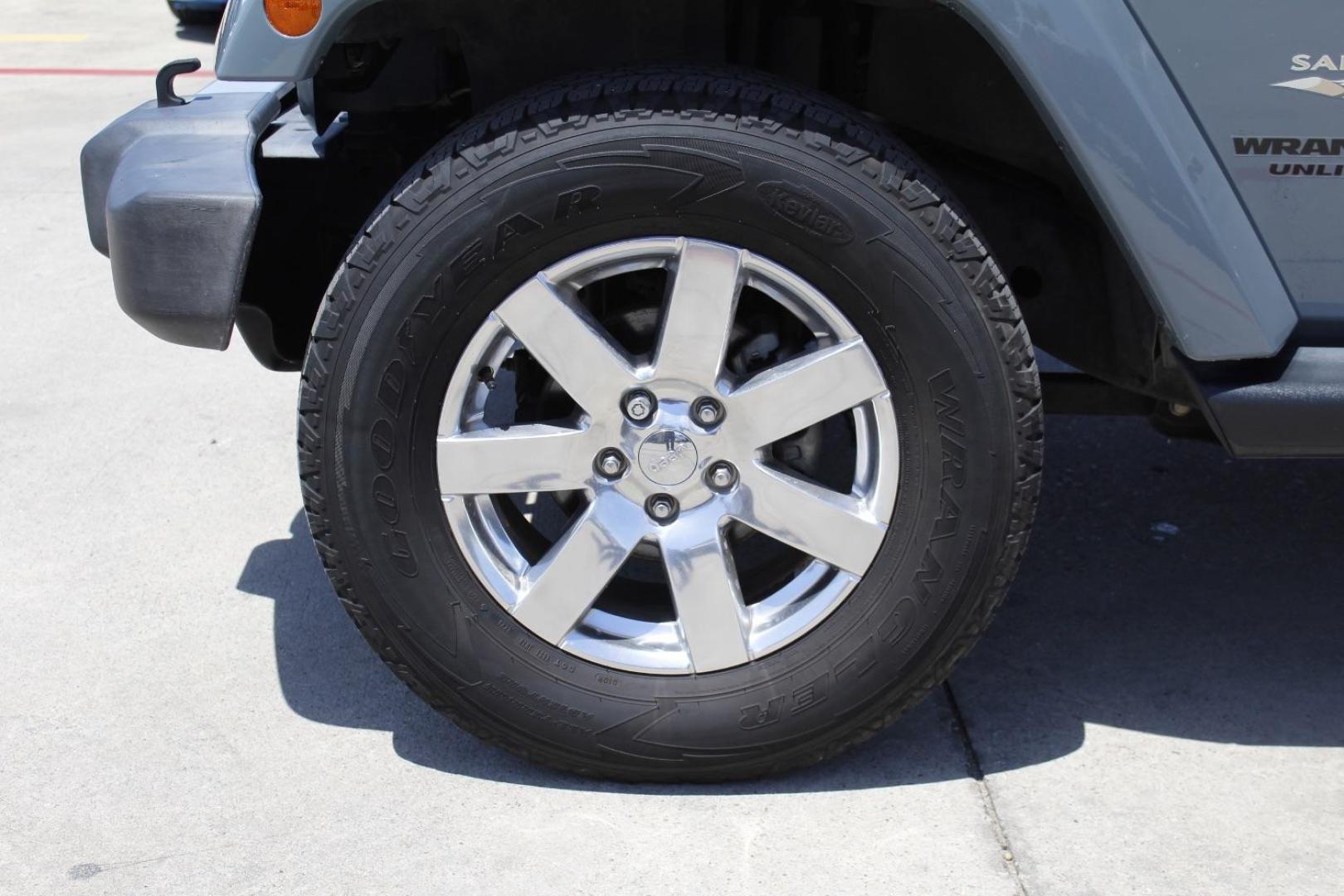 2015 Gray Jeep Wrangler Unlimited Sahara 4WD (1C4BJWEGXFL) with an 3.6L V6 DOHC 24V FFV engine, located at 2401 E Main St., Grand Prairie, TX, 75050, (972) 262-4440, 32.748981, -96.969643 - Photo#4