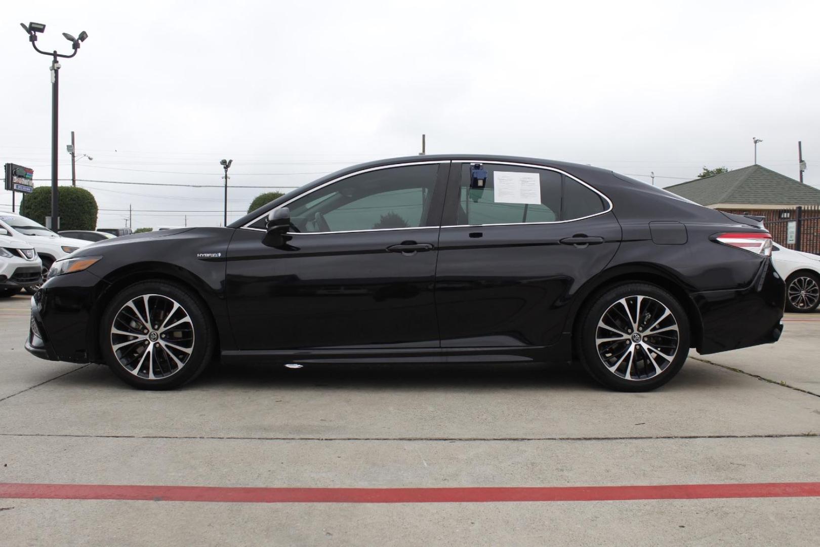 2021 Black Toyota Camry SE Hybrid (4T1G31AK9MU) with an 2.5L I-4 port/direct injection engine, located at 2401 E Main St., Grand Prairie, TX, 75050, (972) 262-4440, 32.748981, -96.969643 - Photo#2