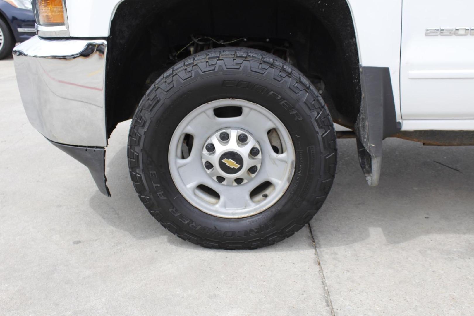 2018 White Chevrolet Silverado 2500HD LT (1GC2KVEG4JZ) , located at 2401 E Main St., Grand Prairie, TX, 75050, (972) 262-4440, 32.748981, -96.969643 - Photo#3