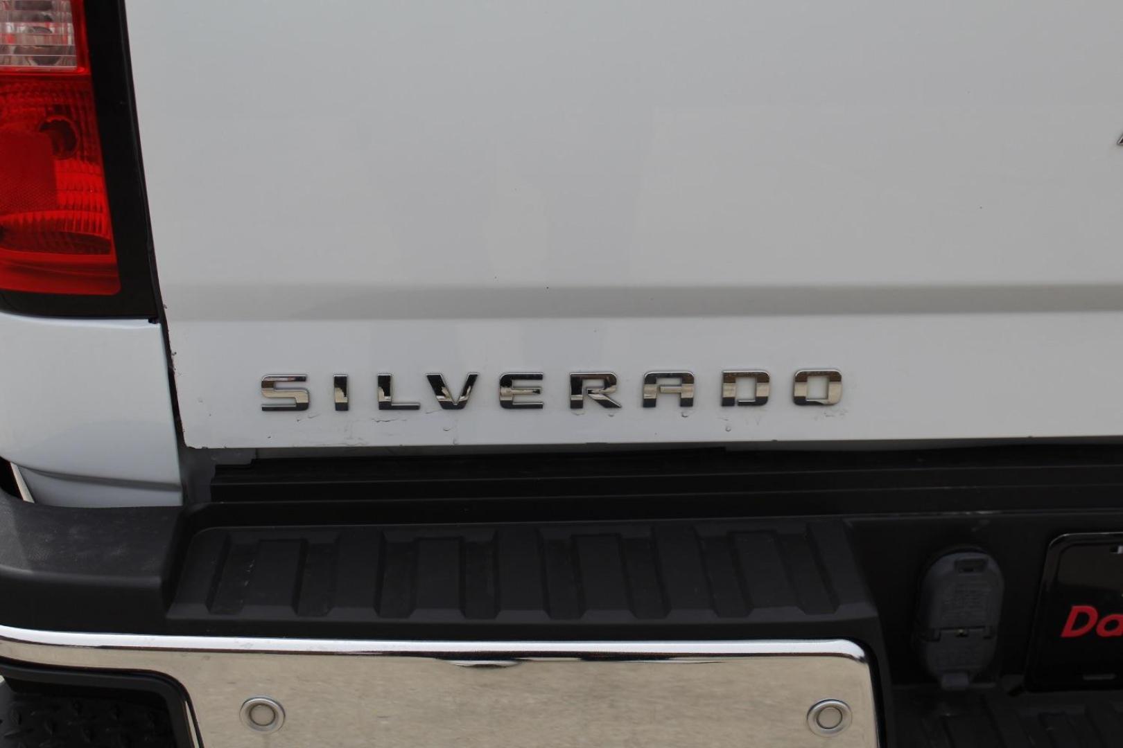 2018 White Chevrolet Silverado 2500HD LT (1GC2KVEG4JZ) , located at 2401 E Main St., Grand Prairie, TX, 75050, (972) 262-4440, 32.748981, -96.969643 - Photo#6