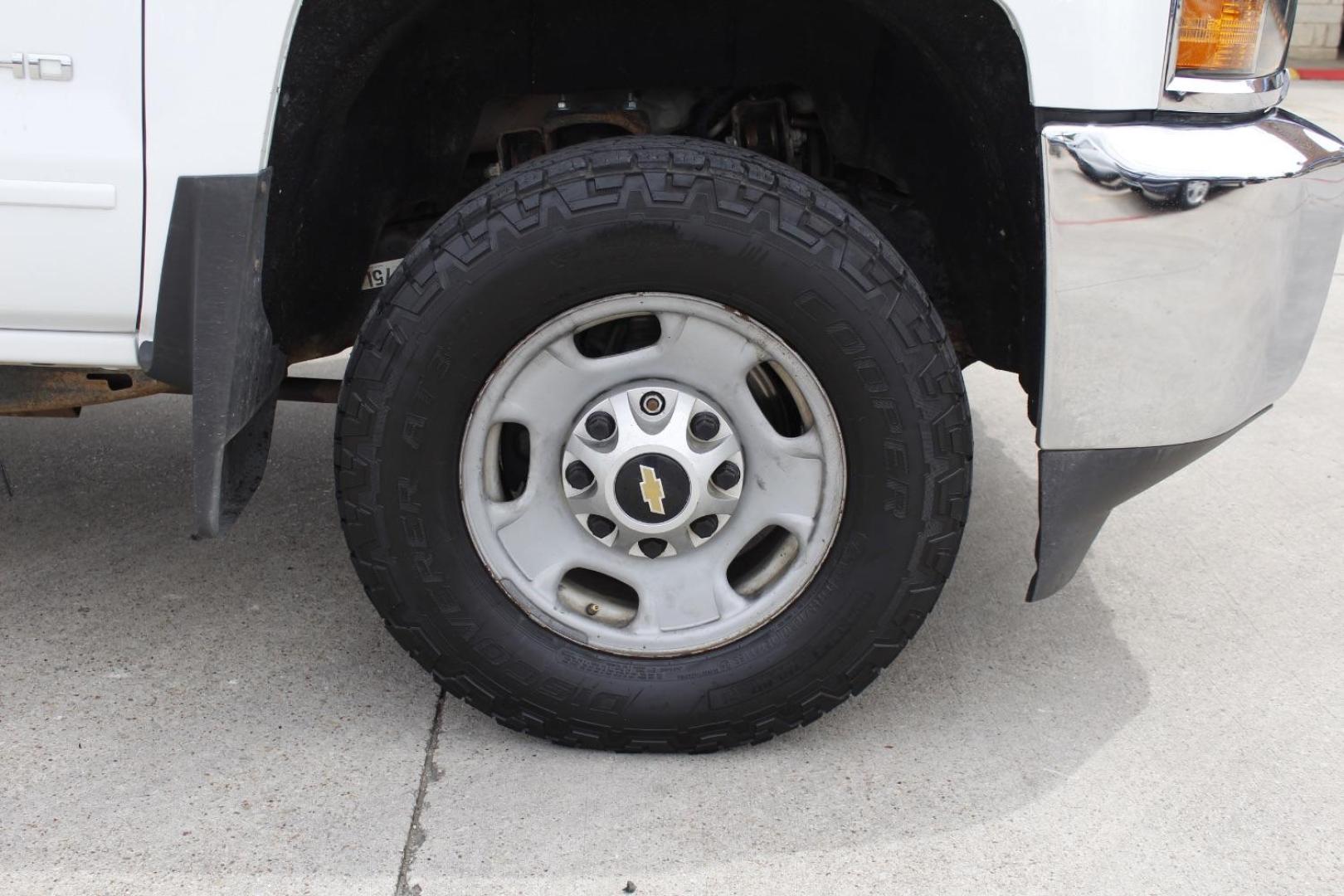 2018 White Chevrolet Silverado 2500HD LT (1GC2KVEG4JZ) , located at 2401 E Main St., Grand Prairie, TX, 75050, (972) 262-4440, 32.748981, -96.969643 - Photo#9
