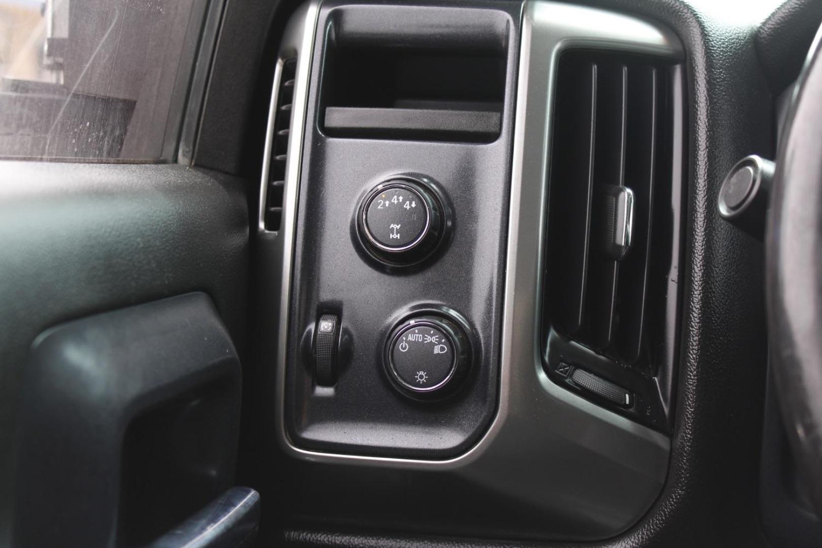 2018 White Chevrolet Silverado 2500HD LT (1GC2KVEG4JZ) , located at 2401 E Main St., Grand Prairie, TX, 75050, (972) 262-4440, 32.748981, -96.969643 - Photo#18