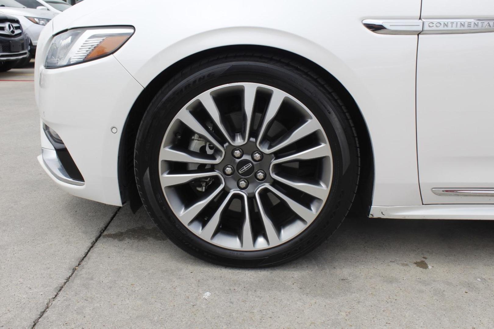 2018 White Lincoln Continental Reserve (1LN6L9RP3J5) with an EcoBoost 2.7L V-6 gasoline direct injection engine, located at 2401 E Main St., Grand Prairie, TX, 75050, (972) 262-4440, 32.748981, -96.969643 - Photo#5