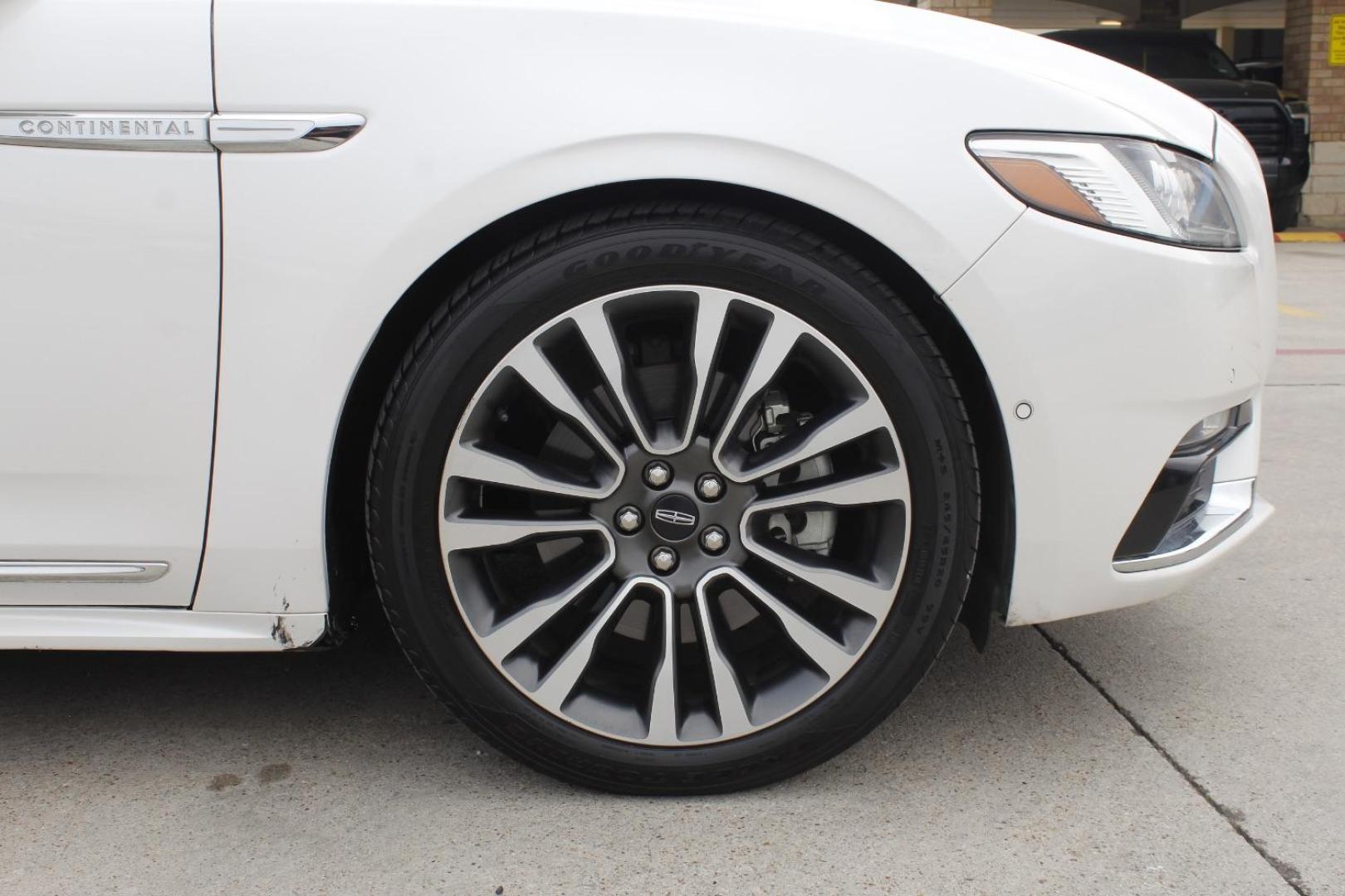 2018 White Lincoln Continental Reserve (1LN6L9RP3J5) with an EcoBoost 2.7L V-6 gasoline direct injection engine, located at 2401 E Main St., Grand Prairie, TX, 75050, (972) 262-4440, 32.748981, -96.969643 - Photo#10