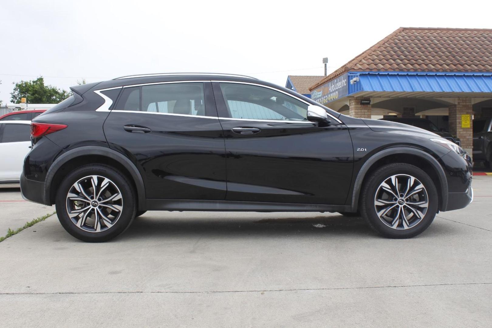 2017 Black INFINITI QX30 Premium (SJKCH5CR7HA) with an 2L I-4 gasoline direct injection engine, located at 2401 E Main St., Grand Prairie, TX, 75050, (972) 262-4440, 32.748981, -96.969643 - Photo#9
