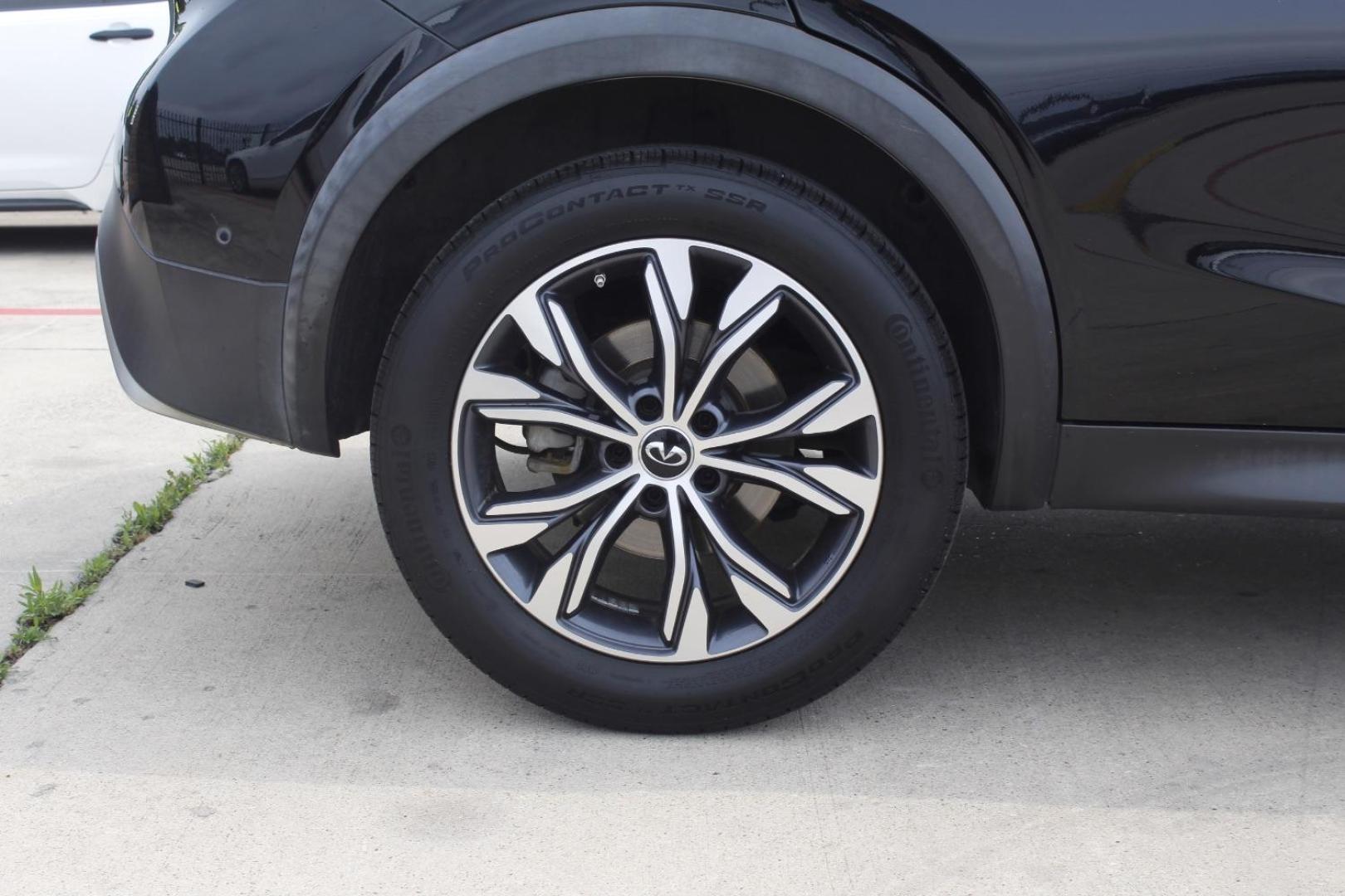 2017 Black INFINITI QX30 Premium (SJKCH5CR7HA) with an 2L I-4 gasoline direct injection engine, located at 2401 E Main St., Grand Prairie, TX, 75050, (972) 262-4440, 32.748981, -96.969643 - Photo#11