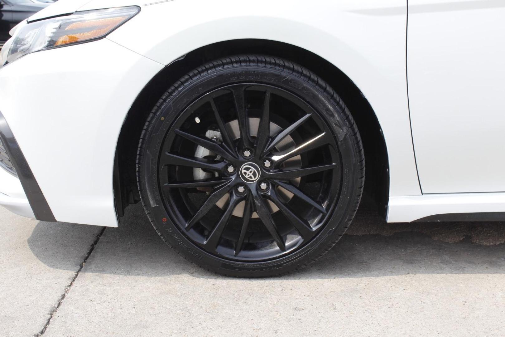2021 White Toyota Camry XSE (4T1K61AK5MU) with an Dynamic Force 2.5L I-4 port/direct injection engine, located at 2401 E Main St., Grand Prairie, TX, 75050, (972) 262-4440, 32.748981, -96.969643 - Photo#3