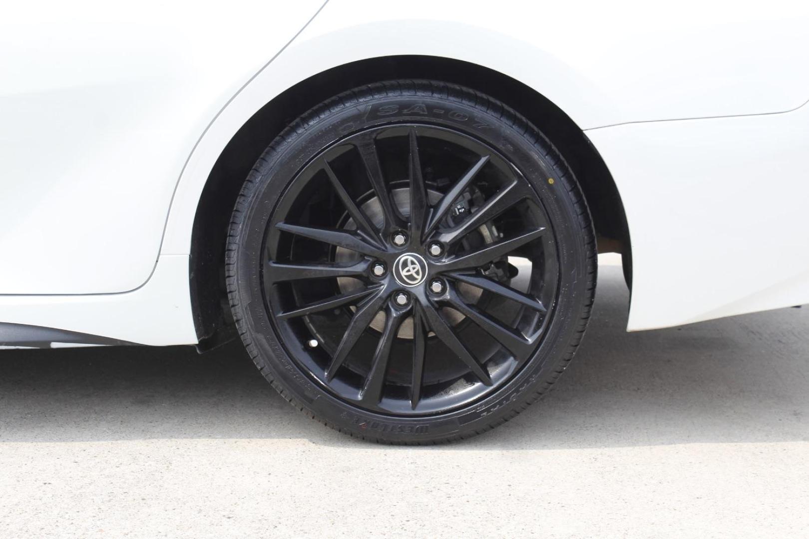 2021 White Toyota Camry XSE (4T1K61AK5MU) with an Dynamic Force 2.5L I-4 port/direct injection engine, located at 2401 E Main St., Grand Prairie, TX, 75050, (972) 262-4440, 32.748981, -96.969643 - Photo#4