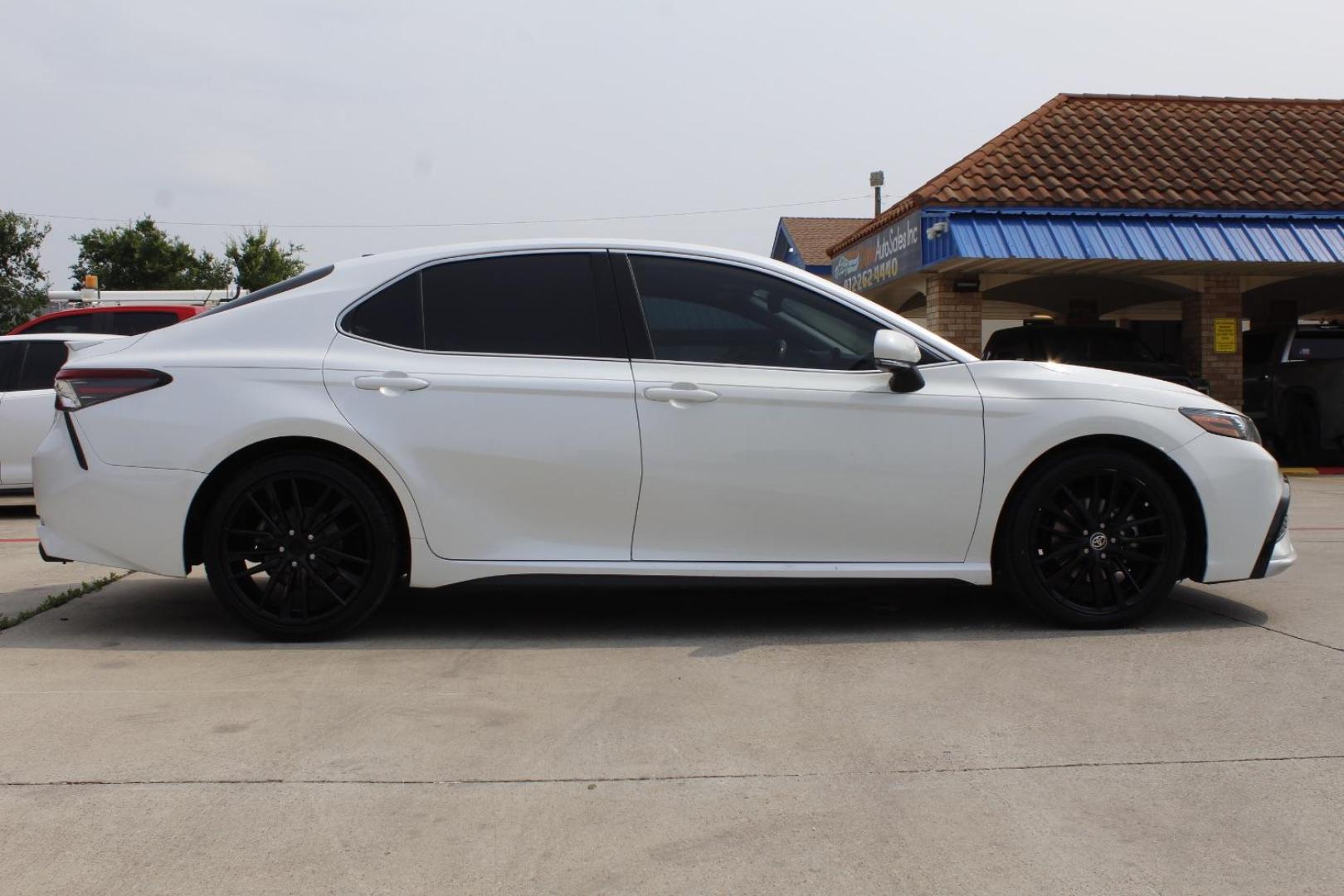 2021 White Toyota Camry XSE (4T1K61AK5MU) with an Dynamic Force 2.5L I-4 port/direct injection engine, located at 2401 E Main St., Grand Prairie, TX, 75050, (972) 262-4440, 32.748981, -96.969643 - Photo#8