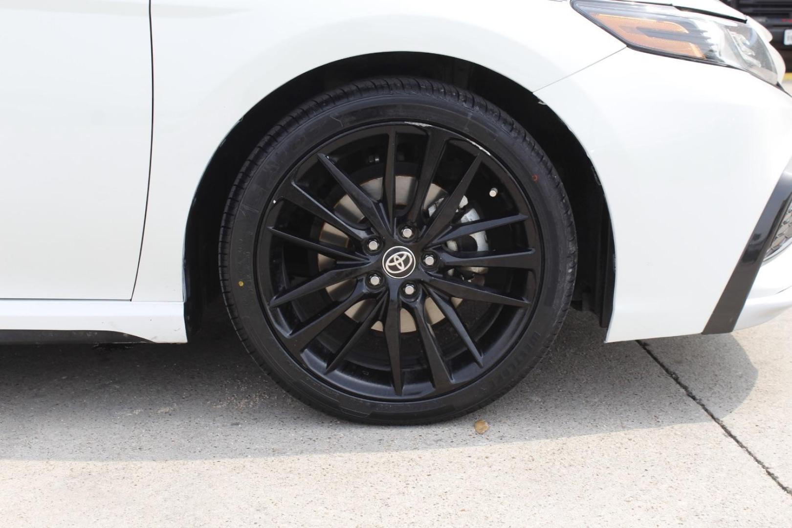 2021 White Toyota Camry XSE (4T1K61AK5MU) with an Dynamic Force 2.5L I-4 port/direct injection engine, located at 2401 E Main St., Grand Prairie, TX, 75050, (972) 262-4440, 32.748981, -96.969643 - Photo#9