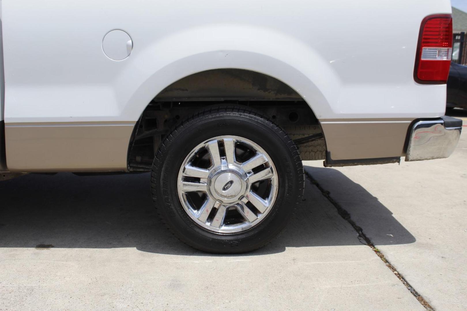 2006 White Ford F-150 XLT | LARIAT (1FTPW12V86K) with an Triton 4.6L V-8 regular unleaded engine, located at 2401 E Main St., Grand Prairie, TX, 75050, (972) 262-4440, 32.748981, -96.969643 - Photo#4