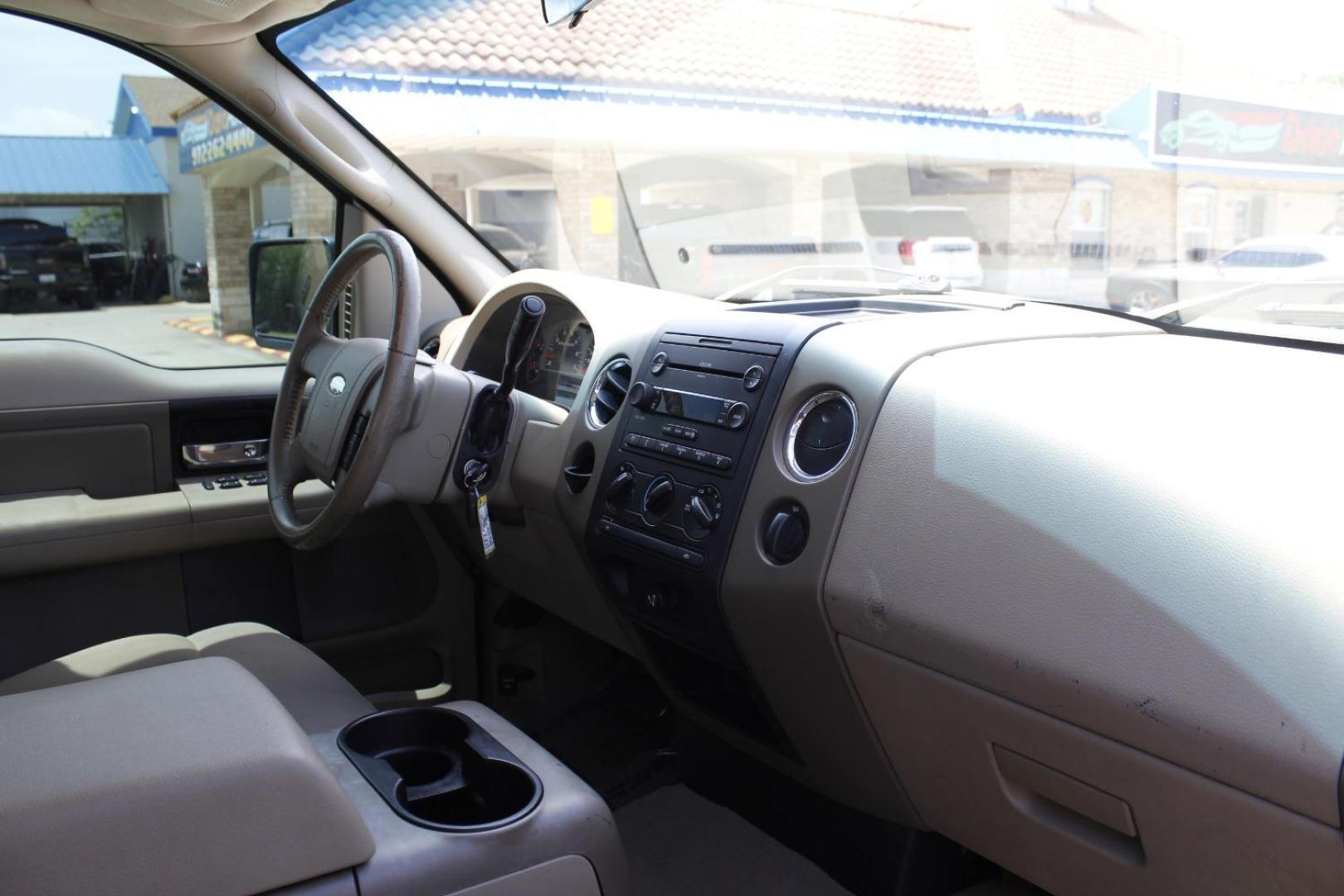 2006 White Ford F-150 XLT | LARIAT (1FTPW12V86K) with an Triton 4.6L V-8 regular unleaded engine, located at 2401 E Main St., Grand Prairie, TX, 75050, (972) 262-4440, 32.748981, -96.969643 - Photo#11