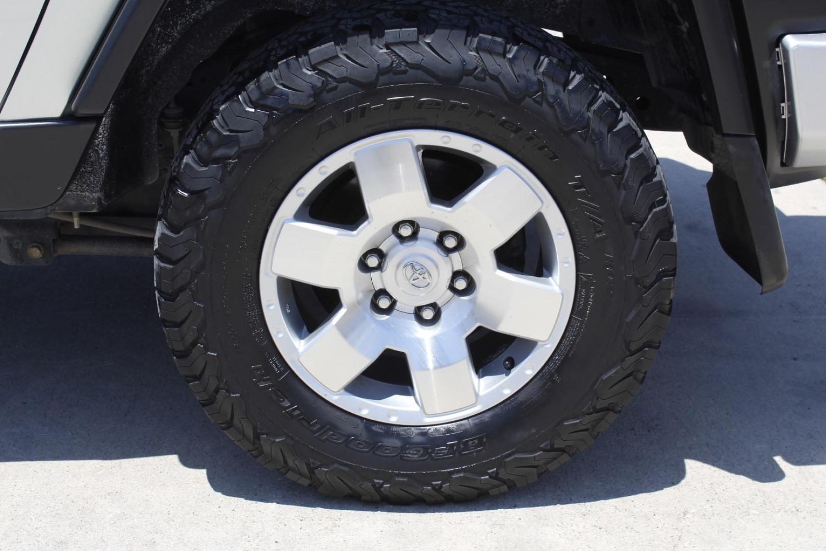 2007 Silver Toyota FJ Cruiser 4WD (JTEBU11F070) , located at 2401 E Main St., Grand Prairie, TX, 75050, (972) 262-4440, 32.748981, -96.969643 - Photo#4
