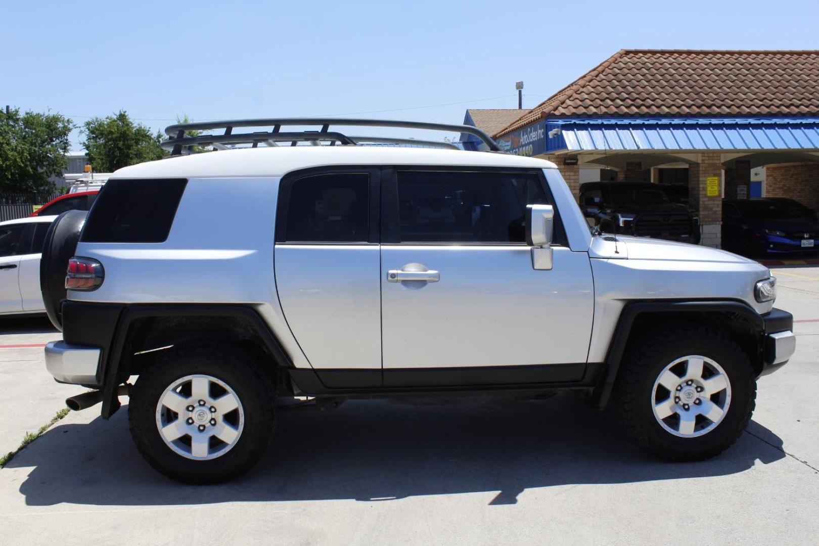 2007 Silver Toyota FJ Cruiser 4WD (JTEBU11F070) , located at 2401 E Main St., Grand Prairie, TX, 75050, (972) 262-4440, 32.748981, -96.969643 - Photo#6