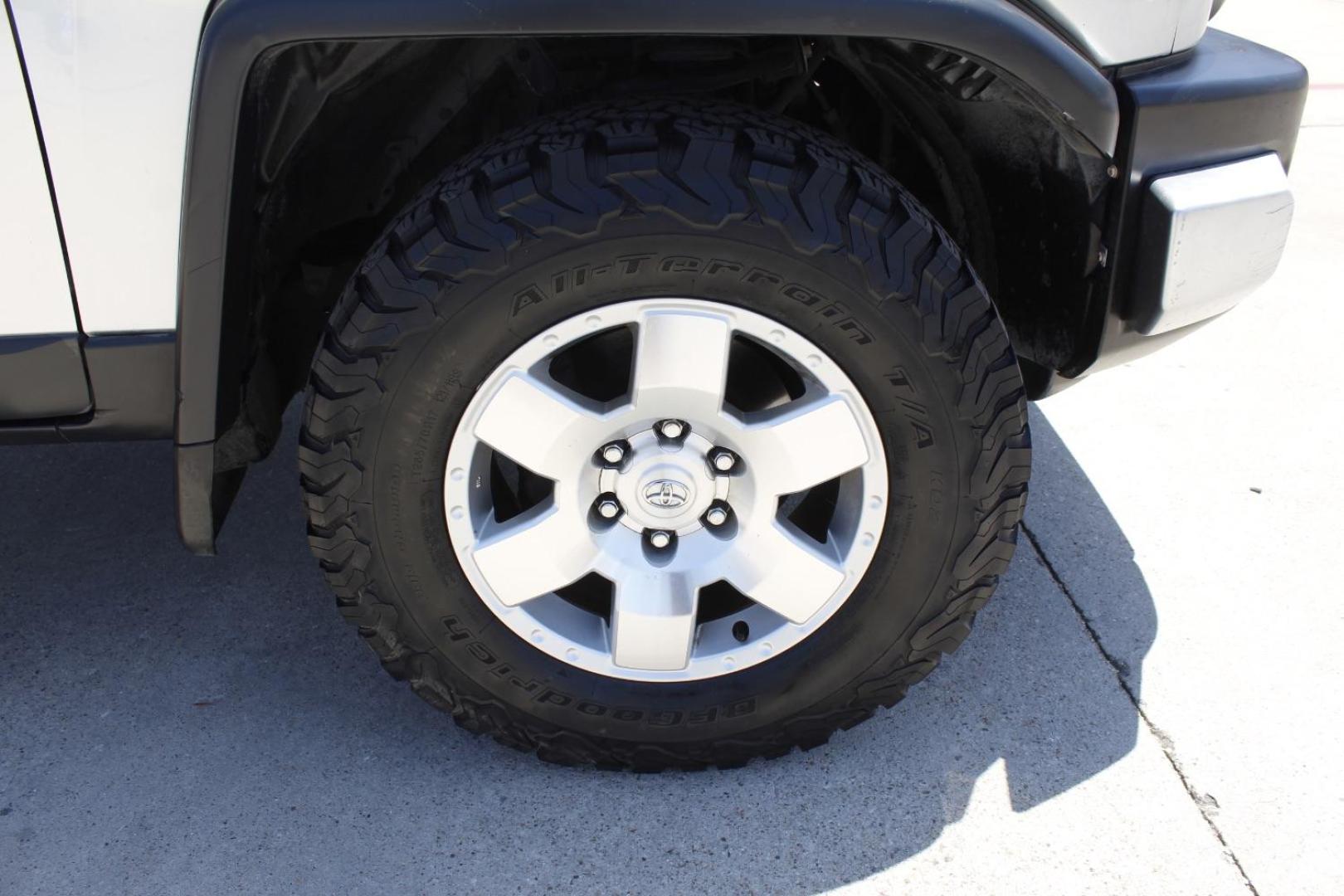 2007 Silver Toyota FJ Cruiser 4WD (JTEBU11F070) , located at 2401 E Main St., Grand Prairie, TX, 75050, (972) 262-4440, 32.748981, -96.969643 - Photo#7