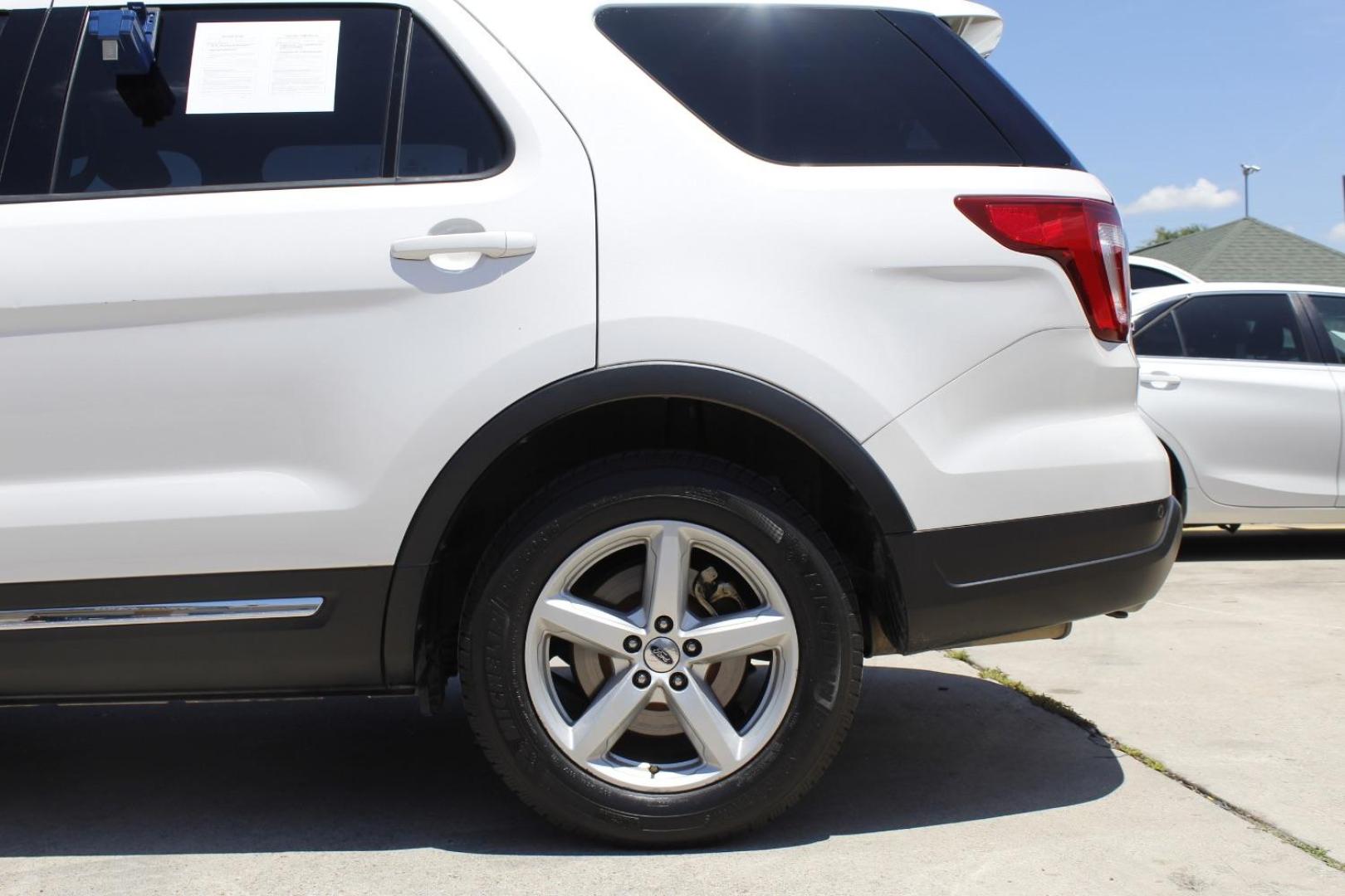 2018 White Ford Explorer XLT (1FM5K7D87JG) with an EcoBoost 2.3L I-4 gasoline direct injection engine, located at 2401 E Main St., Grand Prairie, TX, 75050, (972) 262-4440, 32.748981, -96.969643 - Photo#4