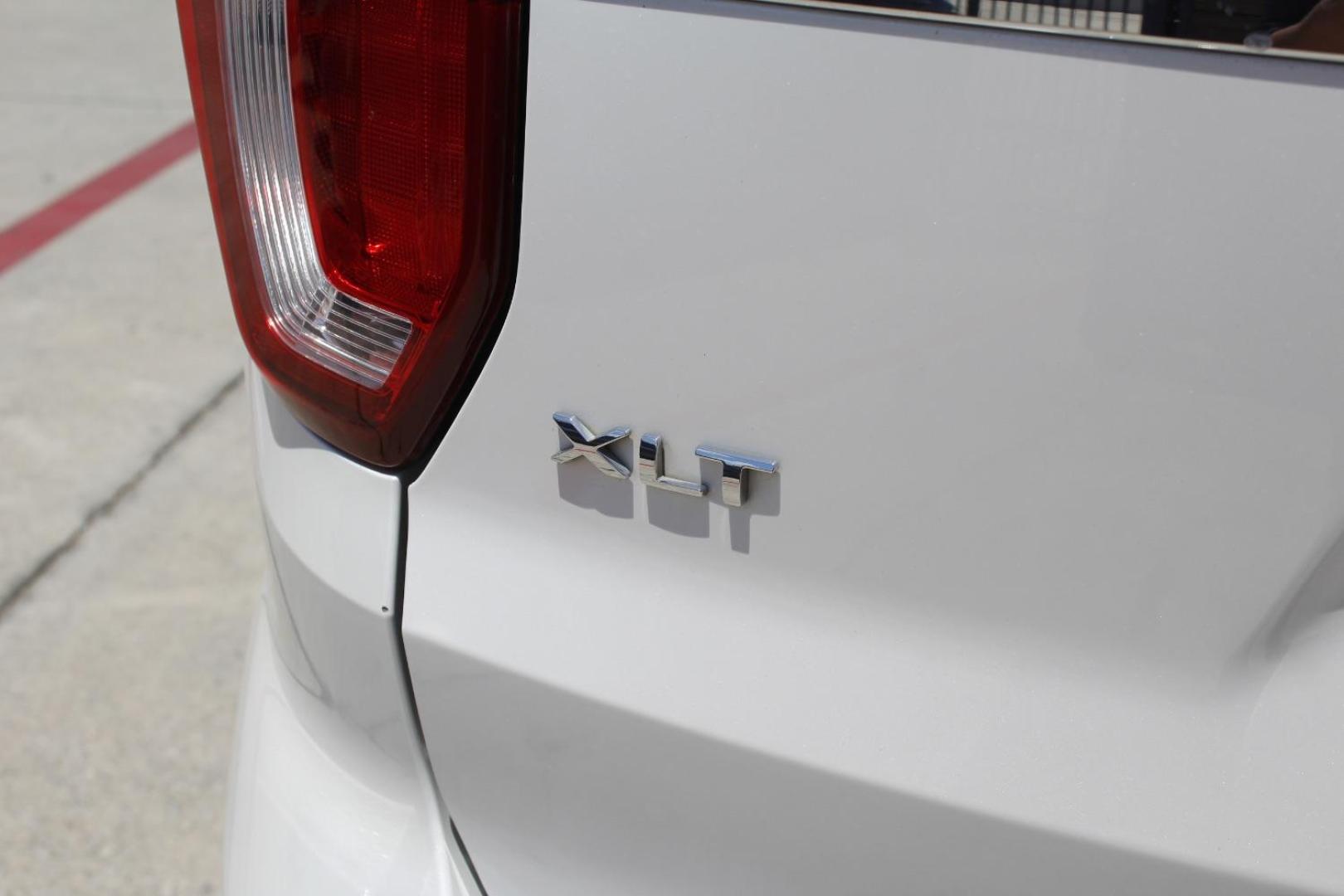 2018 White Ford Explorer XLT (1FM5K7D87JG) with an EcoBoost 2.3L I-4 gasoline direct injection engine, located at 2401 E Main St., Grand Prairie, TX, 75050, (972) 262-4440, 32.748981, -96.969643 - Photo#5