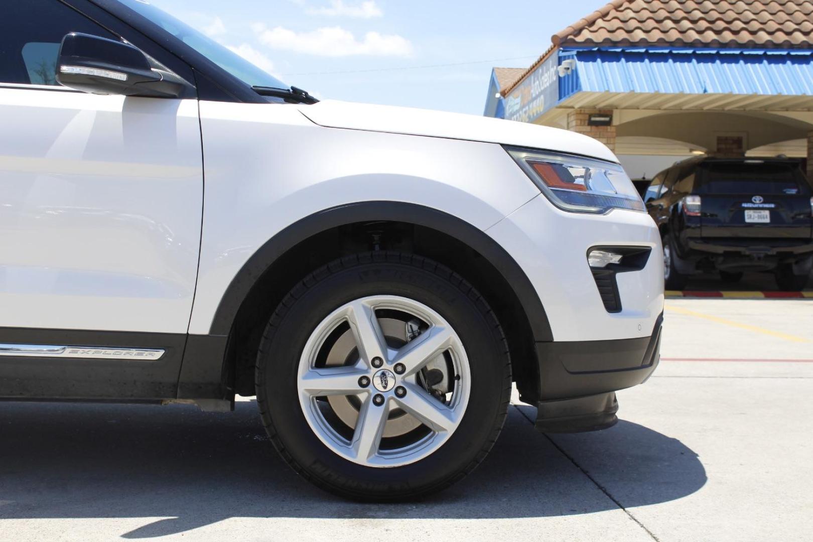 2018 White Ford Explorer XLT (1FM5K7D87JG) with an EcoBoost 2.3L I-4 gasoline direct injection engine, located at 2401 E Main St., Grand Prairie, TX, 75050, (972) 262-4440, 32.748981, -96.969643 - Photo#9
