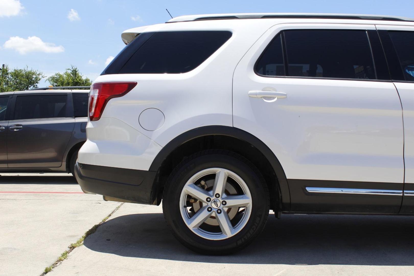 2018 White Ford Explorer XLT (1FM5K7D87JG) with an EcoBoost 2.3L I-4 gasoline direct injection engine, located at 2401 E Main St., Grand Prairie, TX, 75050, (972) 262-4440, 32.748981, -96.969643 - Photo#10