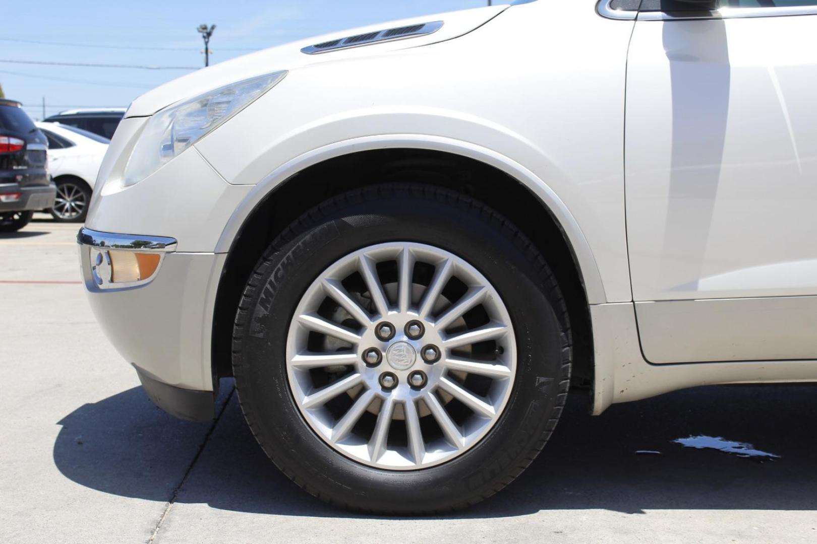 2012 White Buick Enclave Leather (5GAKRCED3CJ) with an 3.6L V-6 gasoline direct injection engine, located at 2401 E Main St., Grand Prairie, TX, 75050, (972) 262-4440, 32.748981, -96.969643 - Photo#3