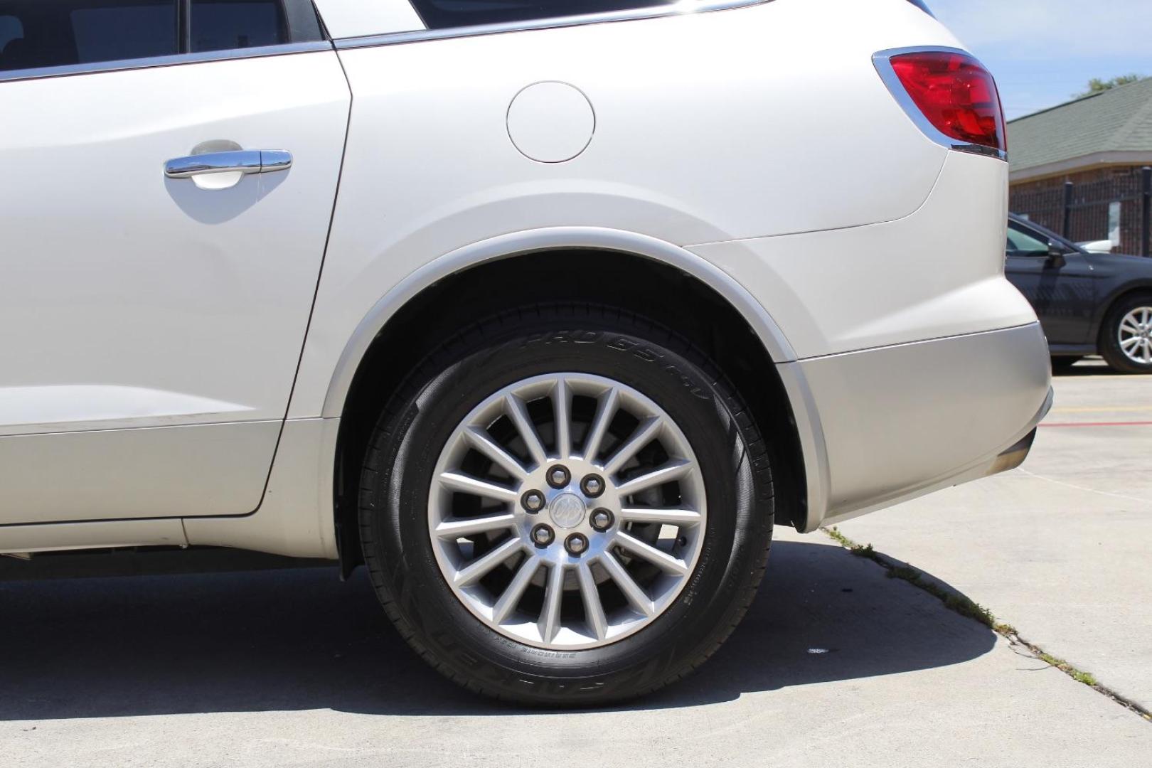 2012 White Buick Enclave Leather (5GAKRCED3CJ) with an 3.6L V-6 gasoline direct injection engine, located at 2401 E Main St., Grand Prairie, TX, 75050, (972) 262-4440, 32.748981, -96.969643 - Photo#4