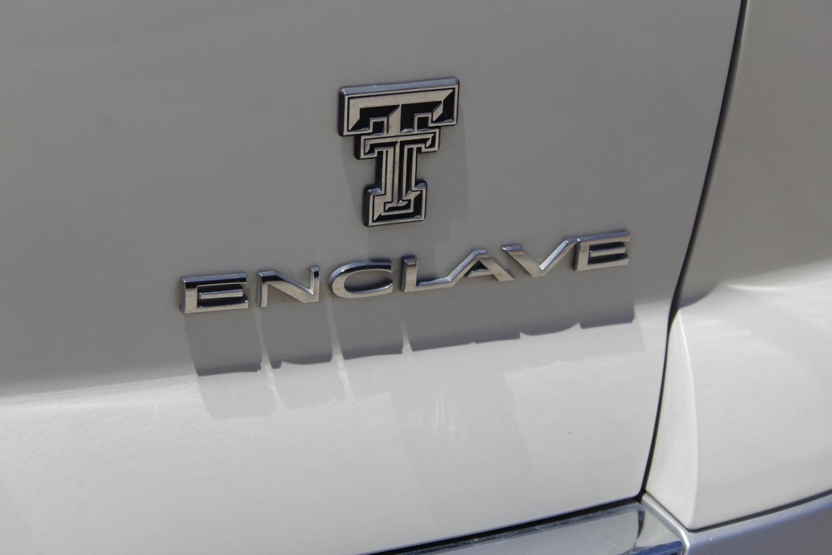 2012 White Buick Enclave Leather (5GAKRCED3CJ) with an 3.6L V-6 gasoline direct injection engine, located at 2401 E Main St., Grand Prairie, TX, 75050, (972) 262-4440, 32.748981, -96.969643 - Photo#8