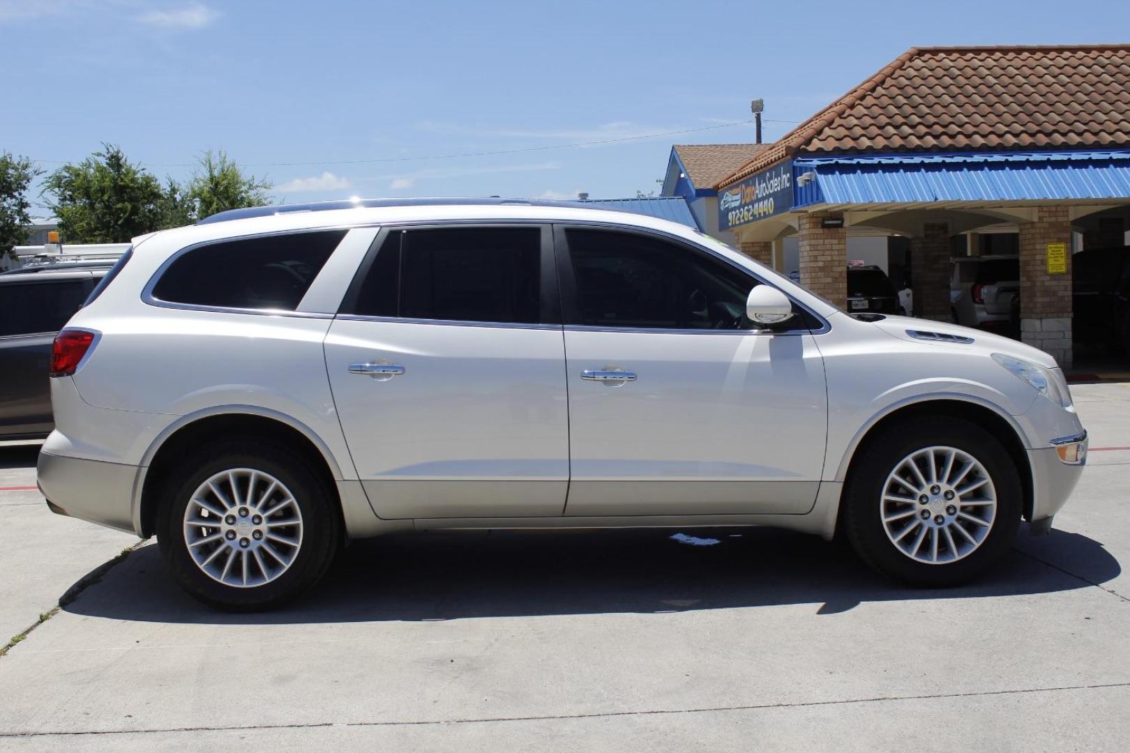 2012 White Buick Enclave Leather (5GAKRCED3CJ) with an 3.6L V-6 gasoline direct injection engine, located at 2401 E Main St., Grand Prairie, TX, 75050, (972) 262-4440, 32.748981, -96.969643 - Photo#9