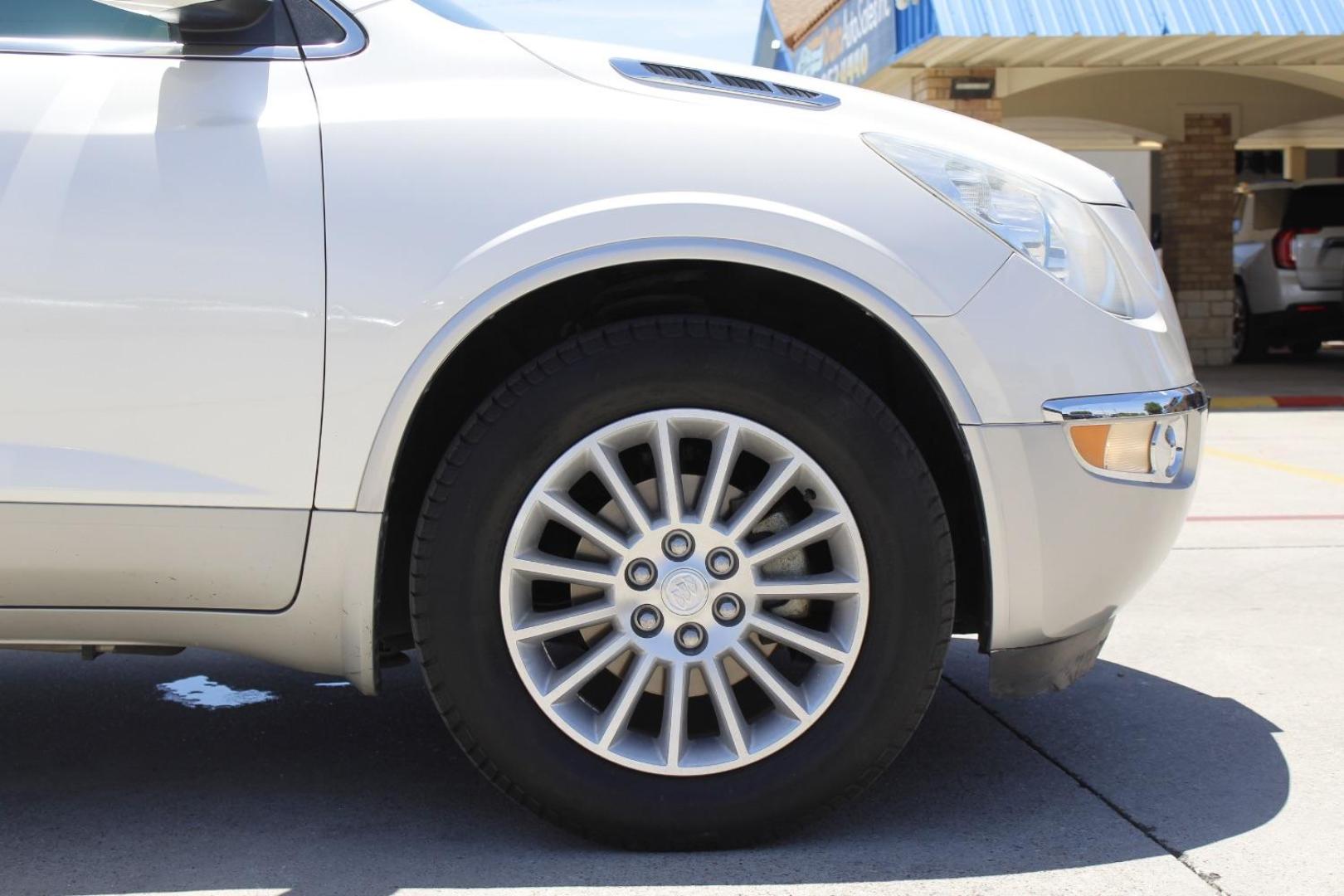 2012 White Buick Enclave Leather (5GAKRCED3CJ) with an 3.6L V-6 gasoline direct injection engine, located at 2401 E Main St., Grand Prairie, TX, 75050, (972) 262-4440, 32.748981, -96.969643 - Photo#10
