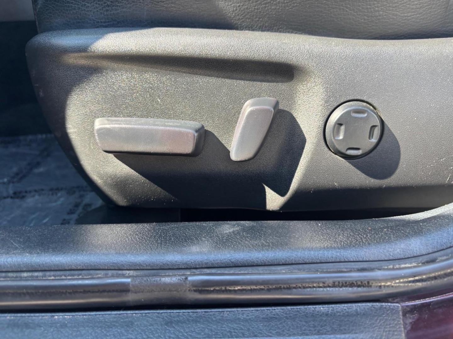 2018 Red Toyota Avalon (4T1BK1EB3JU) with an 3.5L V-6 DOHC engine, located at 2401 E Main St., Grand Prairie, TX, 75050, (972) 262-4440, 32.748981, -96.969643 - Photo#9