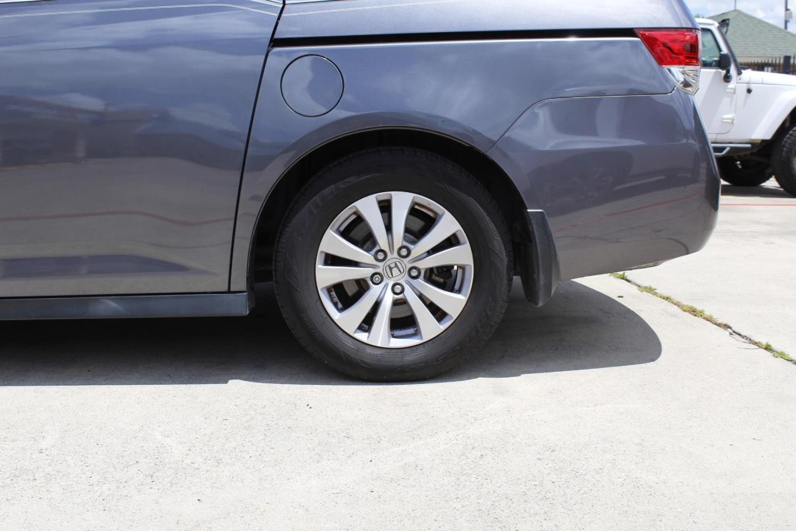 2016 Gray Honda Odyssey SE (5FNRL5H39GB) with an 3.5L V-6 i-VTEC variable valve control engine, located at 2401 E Main St., Grand Prairie, TX, 75050, (972) 262-4440, 32.748981, -96.969643 - Photo#4