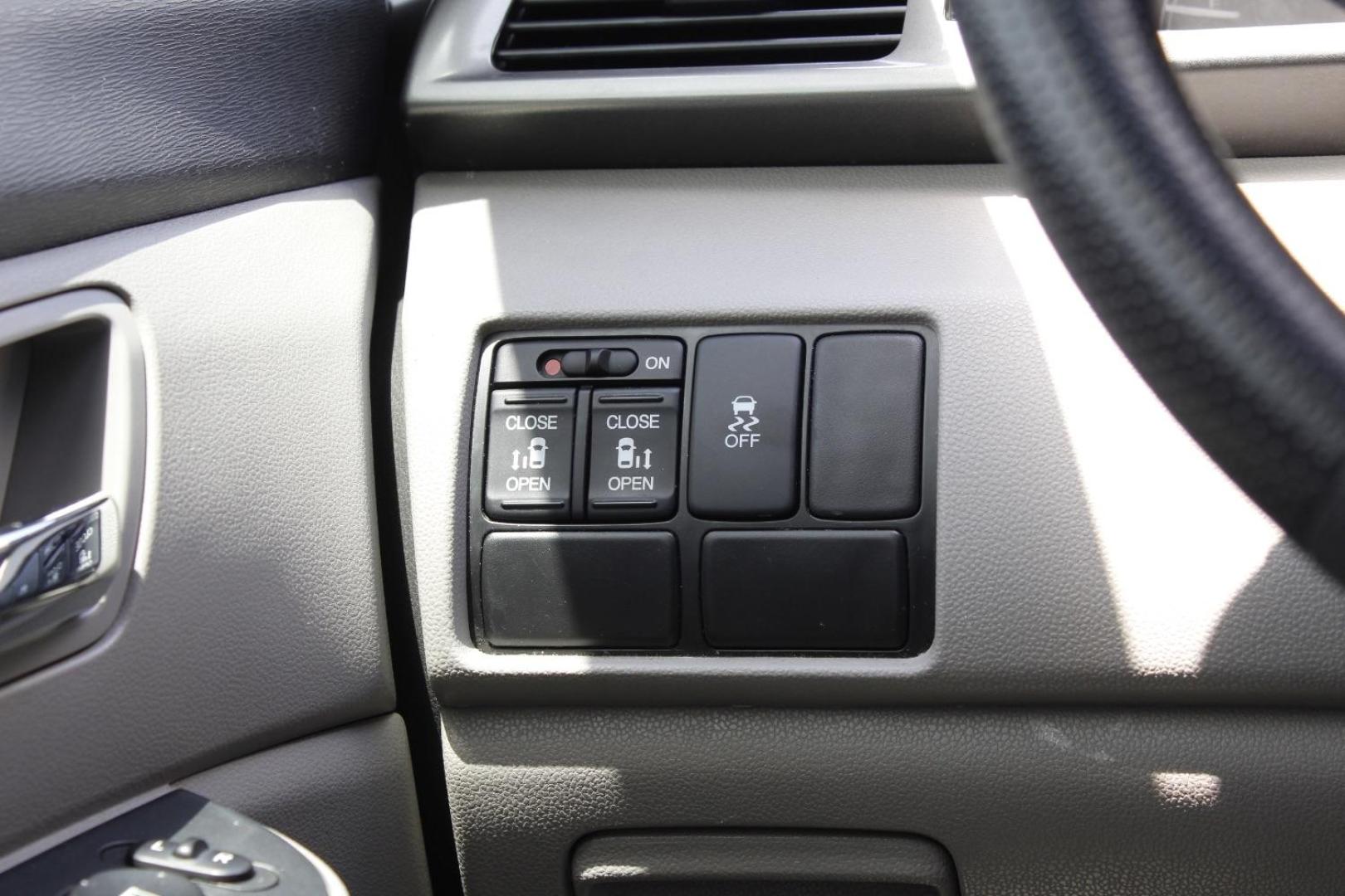 2016 Gray Honda Odyssey SE (5FNRL5H39GB) with an 3.5L V-6 i-VTEC variable valve control engine, located at 2401 E Main St., Grand Prairie, TX, 75050, (972) 262-4440, 32.748981, -96.969643 - Photo#19