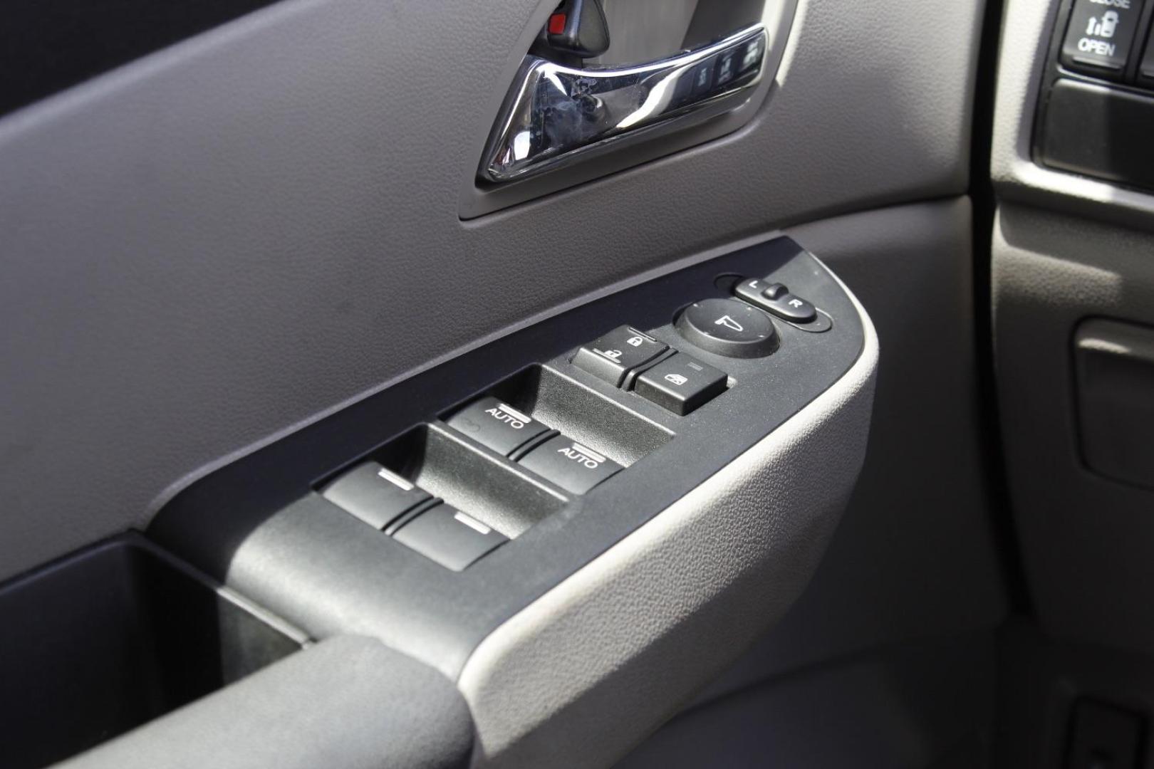 2016 Gray Honda Odyssey SE (5FNRL5H39GB) with an 3.5L V-6 i-VTEC variable valve control engine, located at 2401 E Main St., Grand Prairie, TX, 75050, (972) 262-4440, 32.748981, -96.969643 - Photo#20