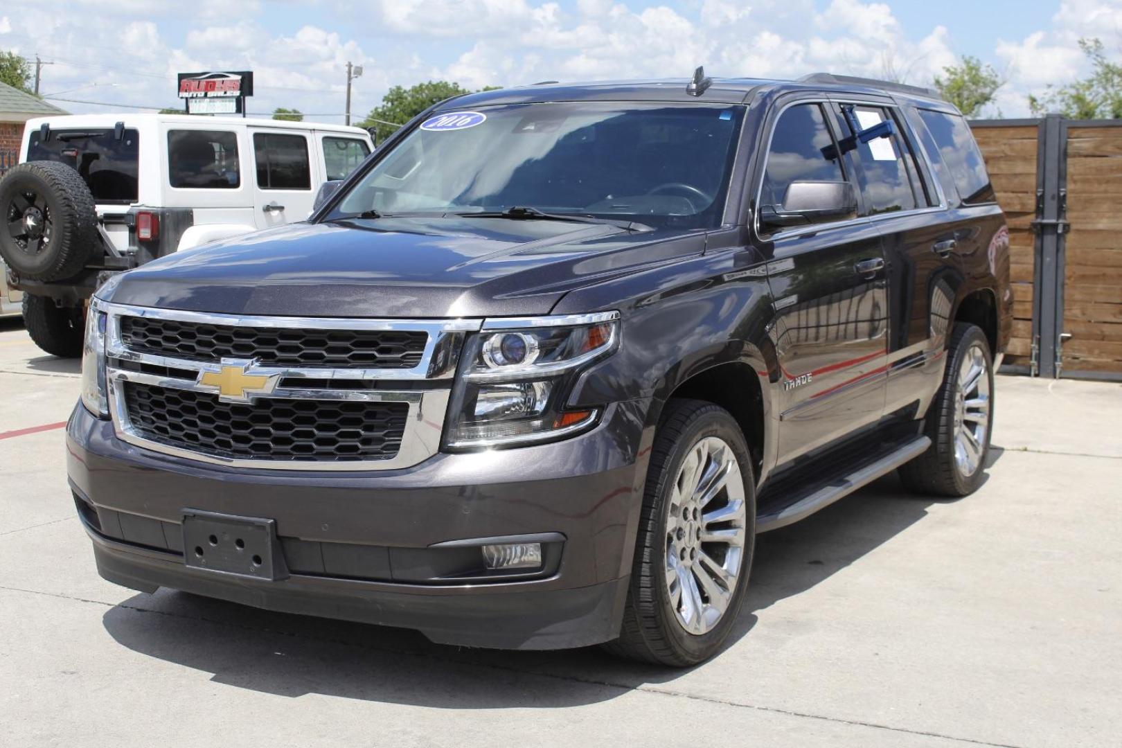2016 Gray Chevrolet Tahoe LT (1GNSCBKCXGR) with an EcoTec3 5.3L V-8 gasoline direct injection engine, located at 2401 E Main St., Grand Prairie, TX, 75050, (972) 262-4440, 32.748981, -96.969643 - Photo#1