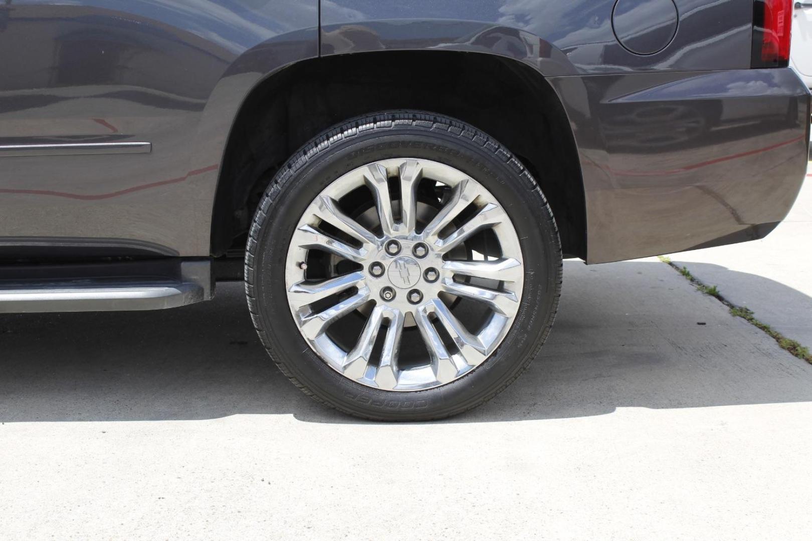 2016 Gray Chevrolet Tahoe LT (1GNSCBKCXGR) with an EcoTec3 5.3L V-8 gasoline direct injection engine, located at 2401 E Main St., Grand Prairie, TX, 75050, (972) 262-4440, 32.748981, -96.969643 - Photo#4