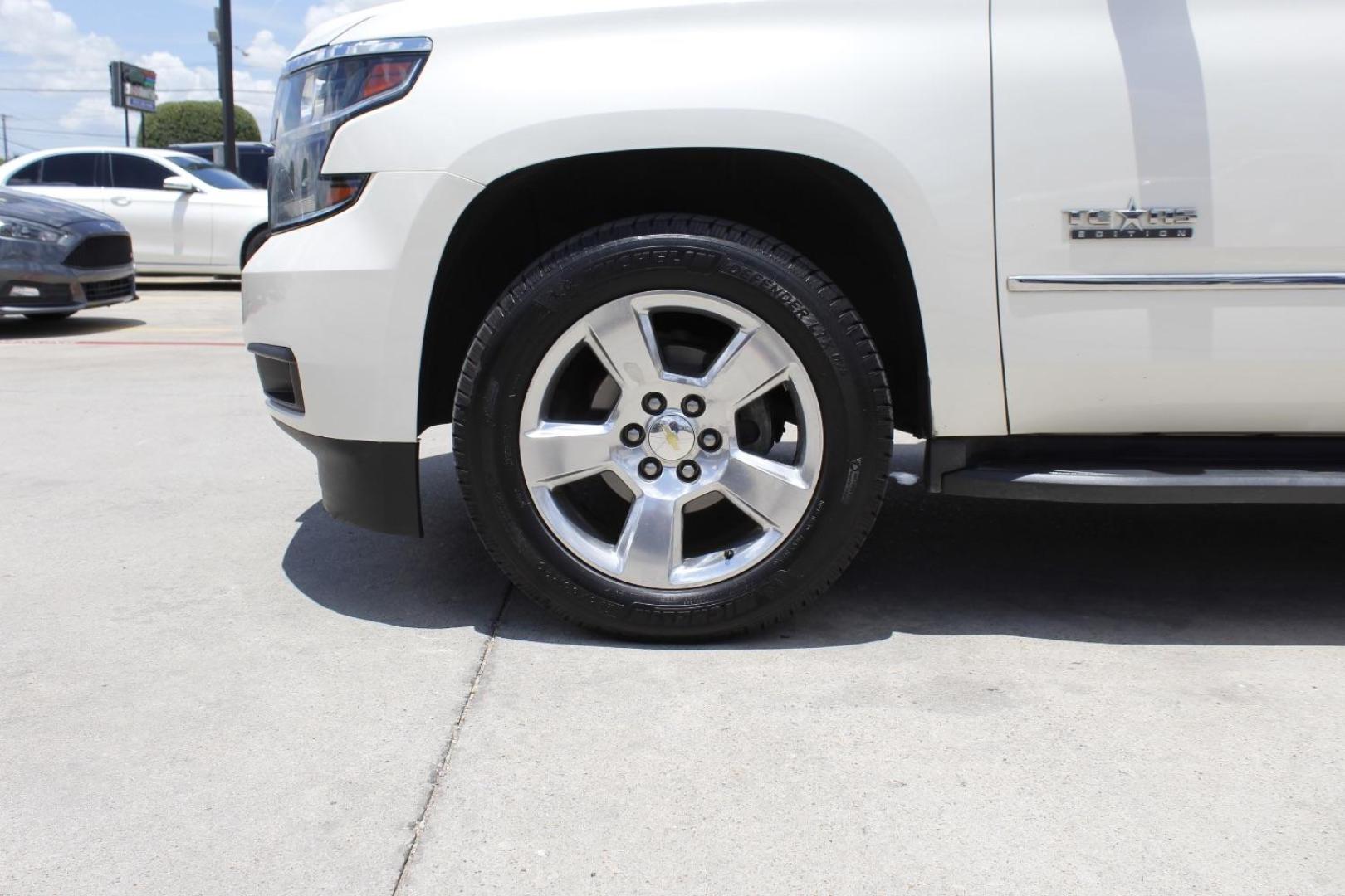 2015 White Chevrolet Tahoe LT (1GNSCBKC2FR) with an EcoTec3 5.3L V-8 gasoline direct injection engine, located at 2401 E Main St., Grand Prairie, TX, 75050, (972) 262-4440, 32.748981, -96.969643 - Photo#3