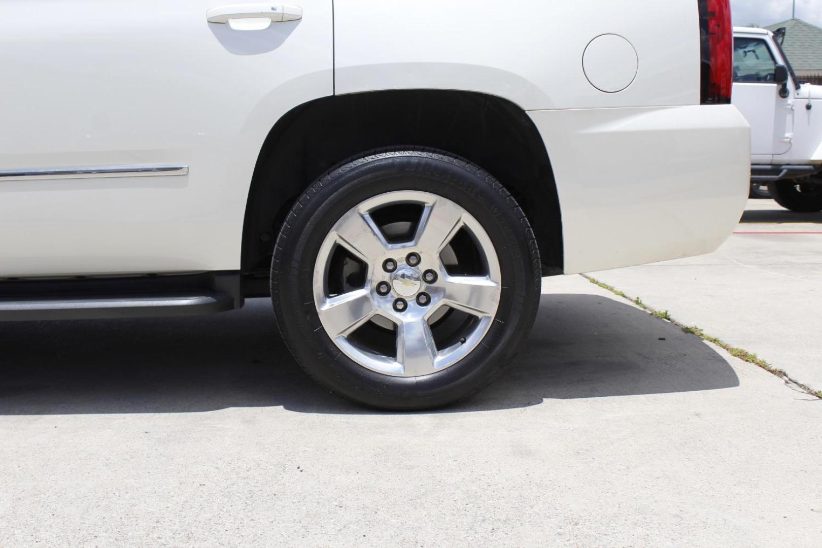 2015 White Chevrolet Tahoe LT (1GNSCBKC2FR) with an EcoTec3 5.3L V-8 gasoline direct injection engine, located at 2401 E Main St., Grand Prairie, TX, 75050, (972) 262-4440, 32.748981, -96.969643 - Photo#4