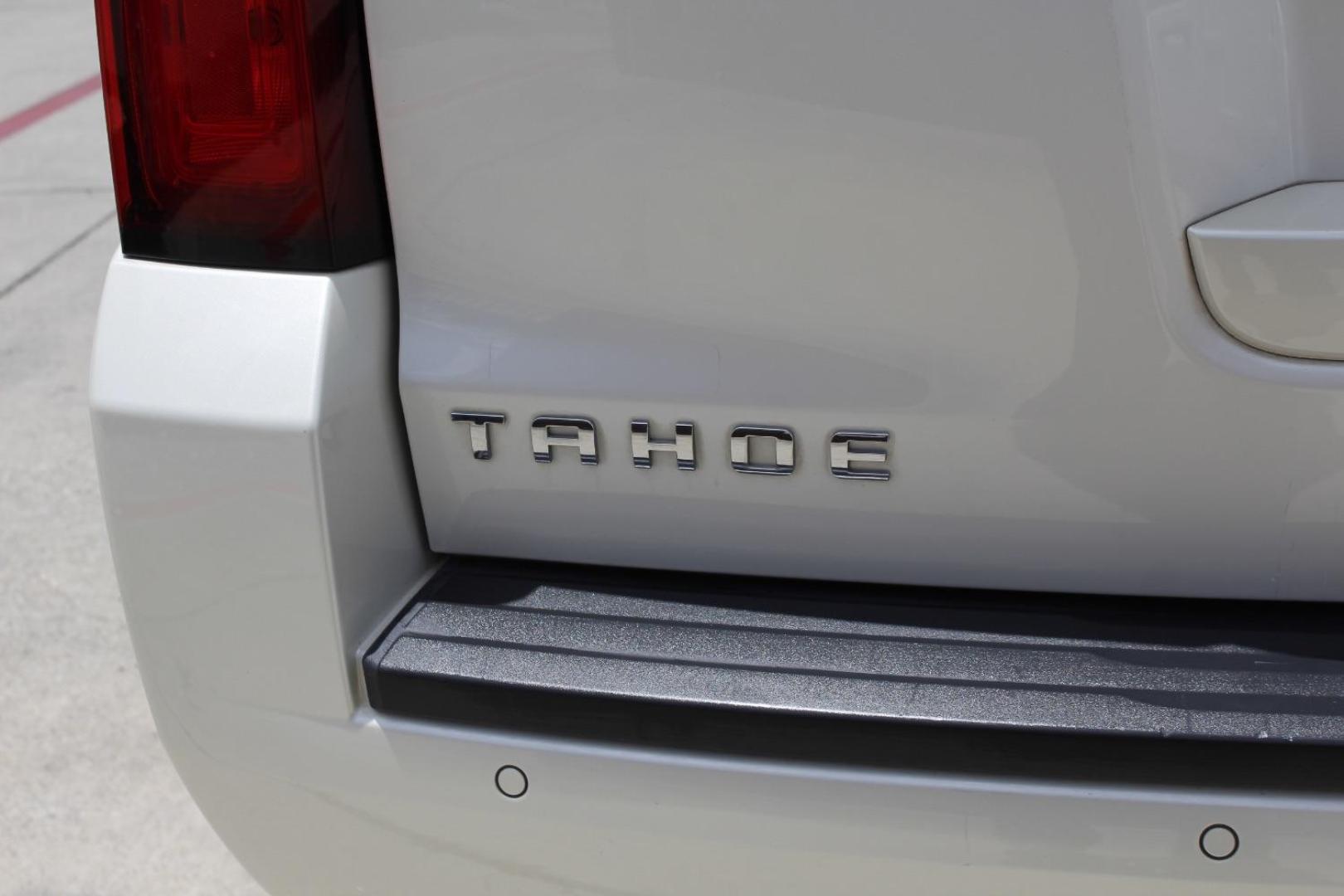 2015 White Chevrolet Tahoe LT (1GNSCBKC2FR) with an EcoTec3 5.3L V-8 gasoline direct injection engine, located at 2401 E Main St., Grand Prairie, TX, 75050, (972) 262-4440, 32.748981, -96.969643 - Photo#5