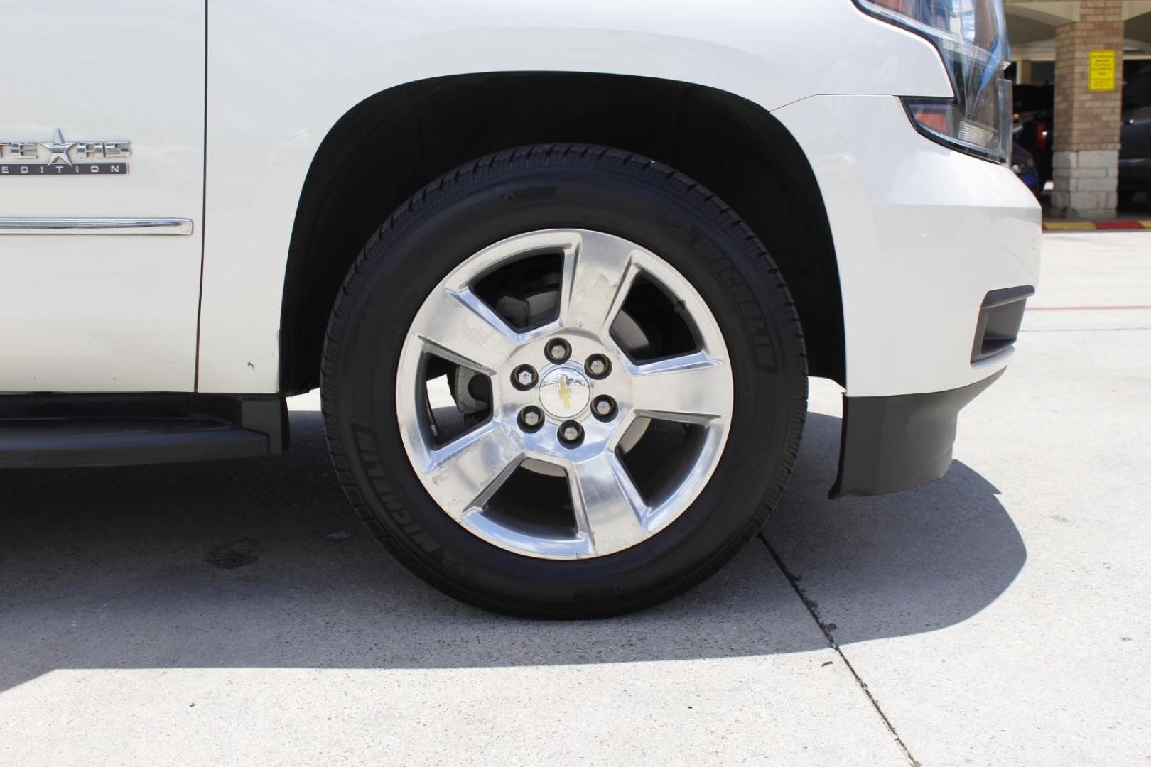 2015 White Chevrolet Tahoe LT (1GNSCBKC2FR) with an EcoTec3 5.3L V-8 gasoline direct injection engine, located at 2401 E Main St., Grand Prairie, TX, 75050, (972) 262-4440, 32.748981, -96.969643 - Photo#9