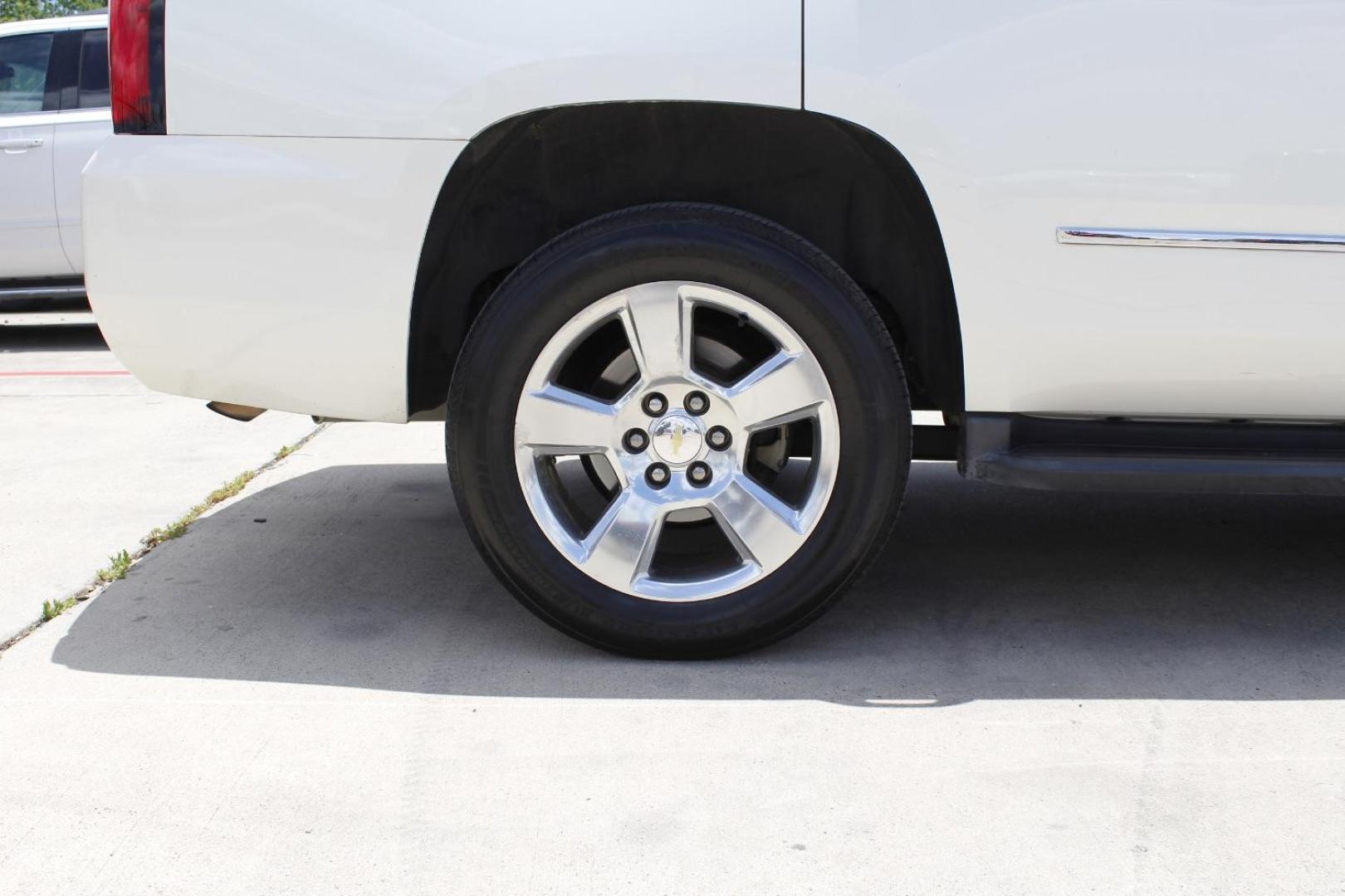 2015 White Chevrolet Tahoe LT (1GNSCBKC2FR) with an EcoTec3 5.3L V-8 gasoline direct injection engine, located at 2401 E Main St., Grand Prairie, TX, 75050, (972) 262-4440, 32.748981, -96.969643 - Photo#10