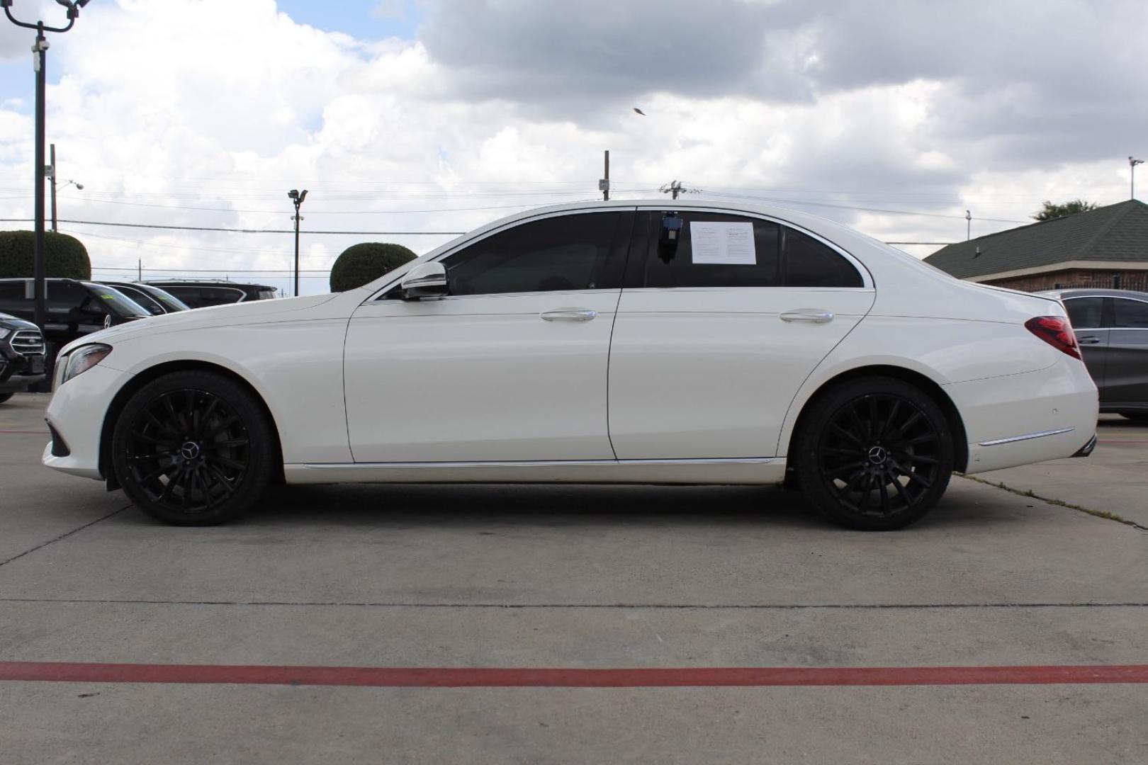 2017 White Mercedes-Benz E-Class E300 Luxury Sedan (WDDZF4JB2HA) with an 3.5L V6 DOHC 24V engine, 7-Speed Automatic transmission, located at 2401 E Main St., Grand Prairie, TX, 75050, (972) 262-4440, 32.748981, -96.969643 - Photo#2