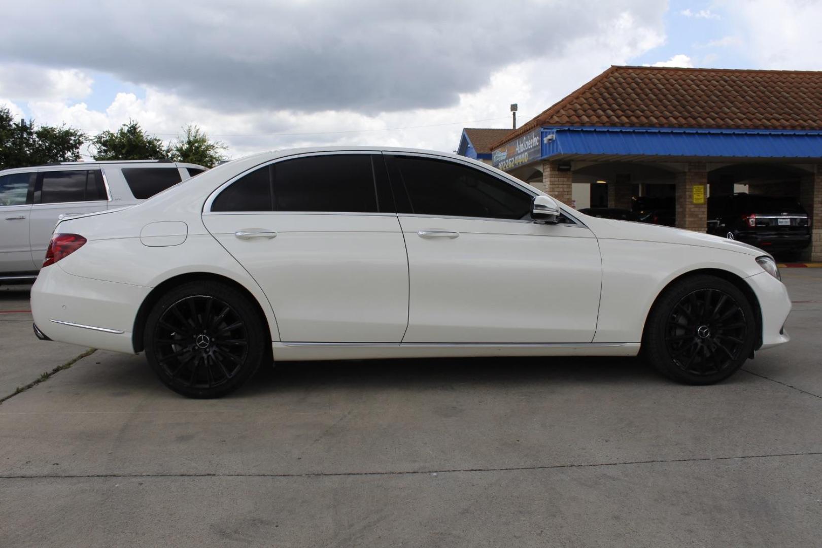 2017 White Mercedes-Benz E-Class E300 Luxury Sedan (WDDZF4JB2HA) with an 3.5L V6 DOHC 24V engine, 7-Speed Automatic transmission, located at 2401 E Main St., Grand Prairie, TX, 75050, (972) 262-4440, 32.748981, -96.969643 - Photo#6