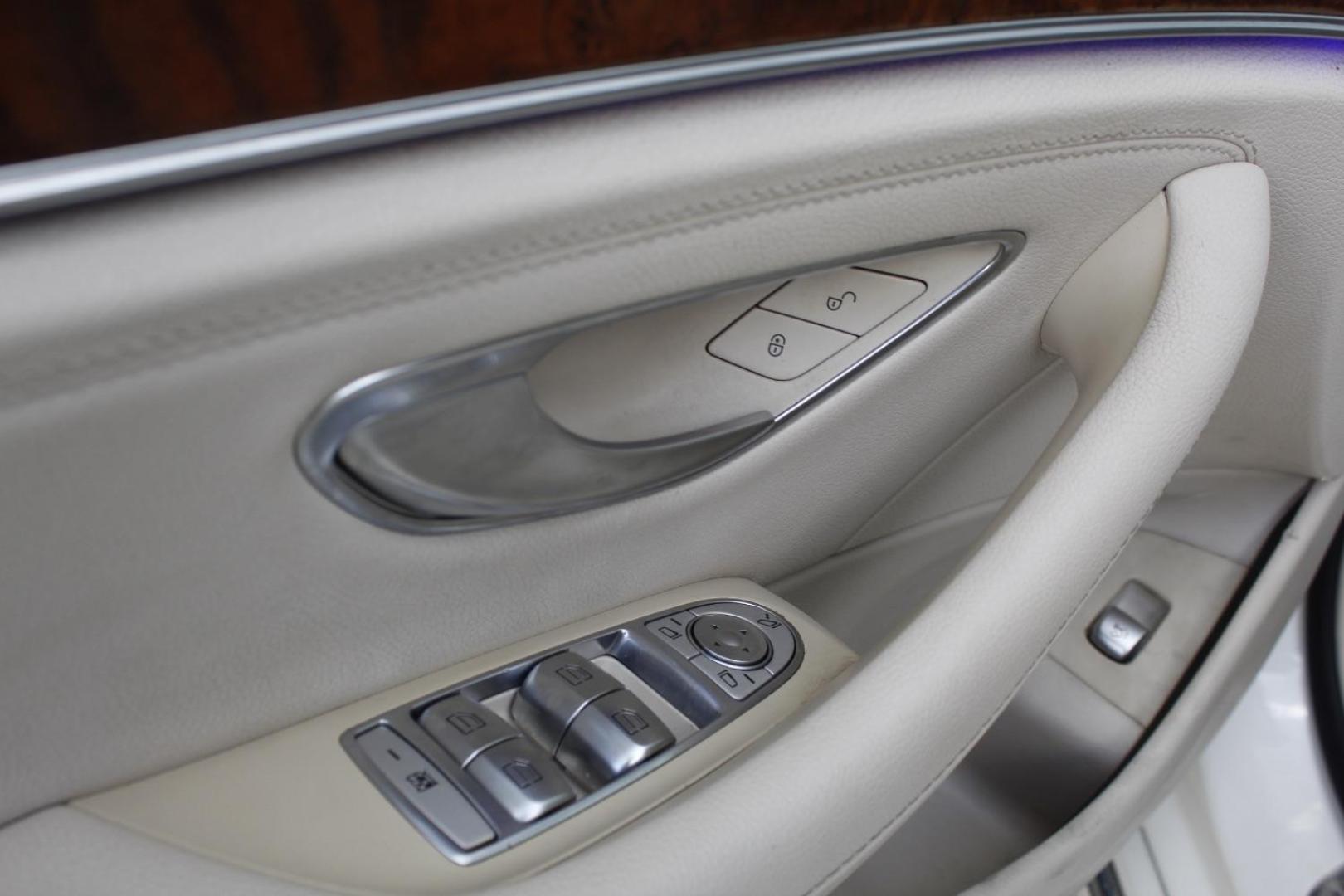 2017 White Mercedes-Benz E-Class E300 Luxury Sedan (WDDZF4JB2HA) with an 3.5L V6 DOHC 24V engine, 7-Speed Automatic transmission, located at 2401 E Main St., Grand Prairie, TX, 75050, (972) 262-4440, 32.748981, -96.969643 - Photo#18