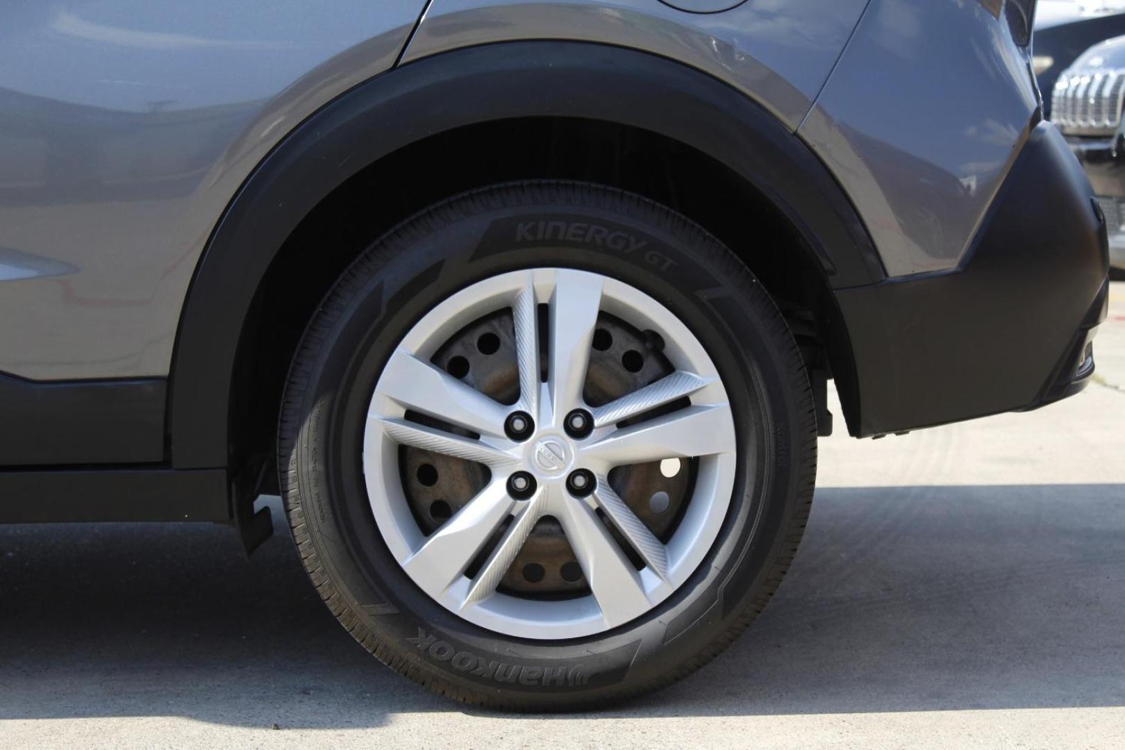 2020 Gray Nissan Kicks S Xtronic CVT (3N1CP5BV8LL) with an 1.6L I-4 DOHC engine, located at 2401 E Main St., Grand Prairie, TX, 75050, (972) 262-4440, 32.748981, -96.969643 - Photo#4