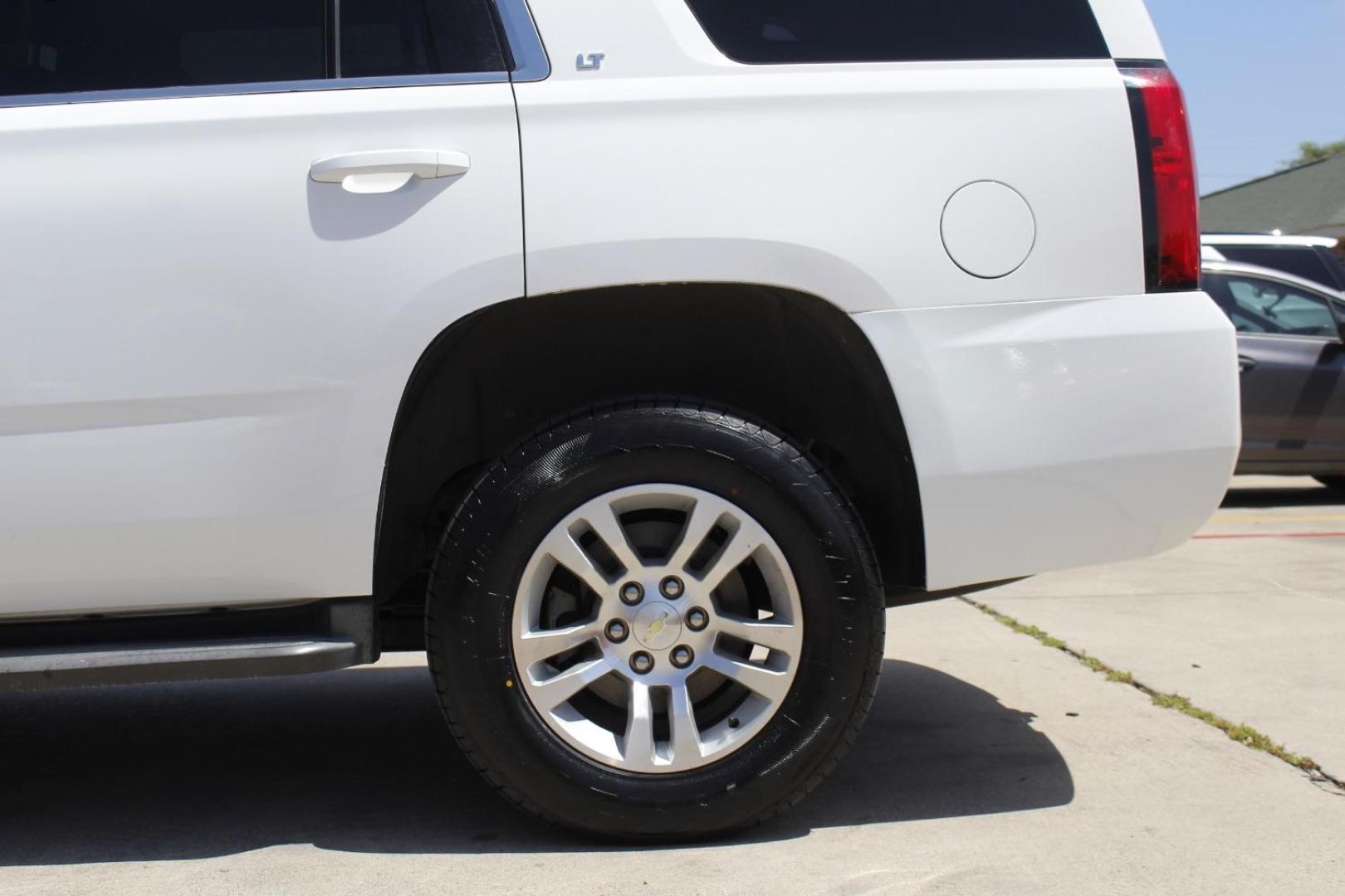 2015 White Chevrolet Tahoe LT (1GNSCBKC0FR) with an EcoTec3 5.3L V-8 gasoline direct injection engine, located at 2401 E Main St., Grand Prairie, TX, 75050, (972) 262-4440, 32.748981, -96.969643 - Photo#4