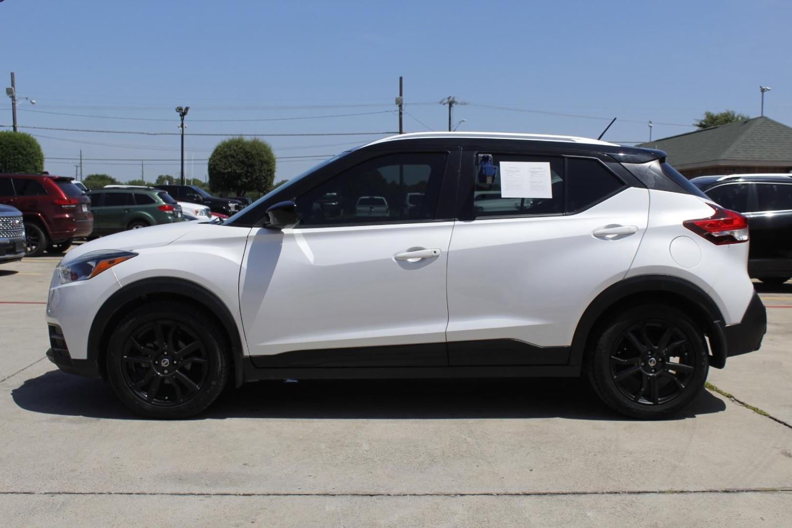 2020 White Nissan Kicks SV Xtronic CVT (3N1CP5CV3LL) with an 1.6L I-4 DOHC engine, located at 2401 E Main St., Grand Prairie, TX, 75050, (972) 262-4440, 32.748981, -96.969643 - Photo#2